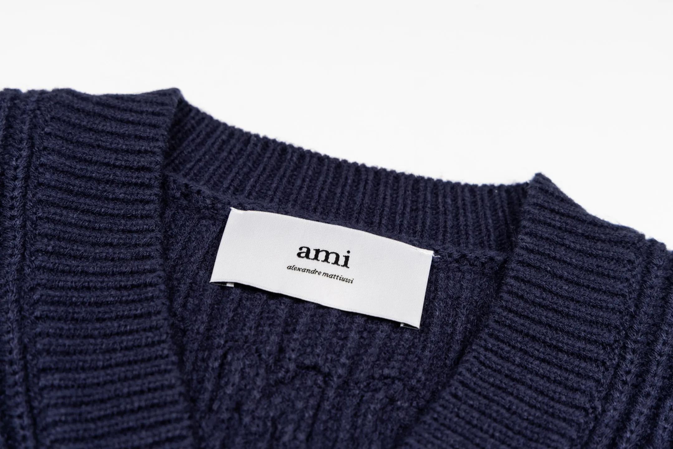 🅿️560 Ami knitted love stripe contrasting V-neck sweater (navy blue). The original version was purchased for 2,299 and developed. The fabric is made of alpaca wool to maintain a stable shape. The stitching is even and firm, and the details are meticulously handled, reflecting the brand's strict control over quality. The overall design is simple and elegant, suitable for various occasions. Whether it is business or leisure, it can show an elegant and decent style. The overall wiring is straight and delicate, the fabric is comfortable and soft, and the color is consistent without color difference. It can be matched with the same style to create a fashionable look, and can be used in various occasions. Customized accessories, complete with three standards, the same style for men and women. Size:S-M-L-XL