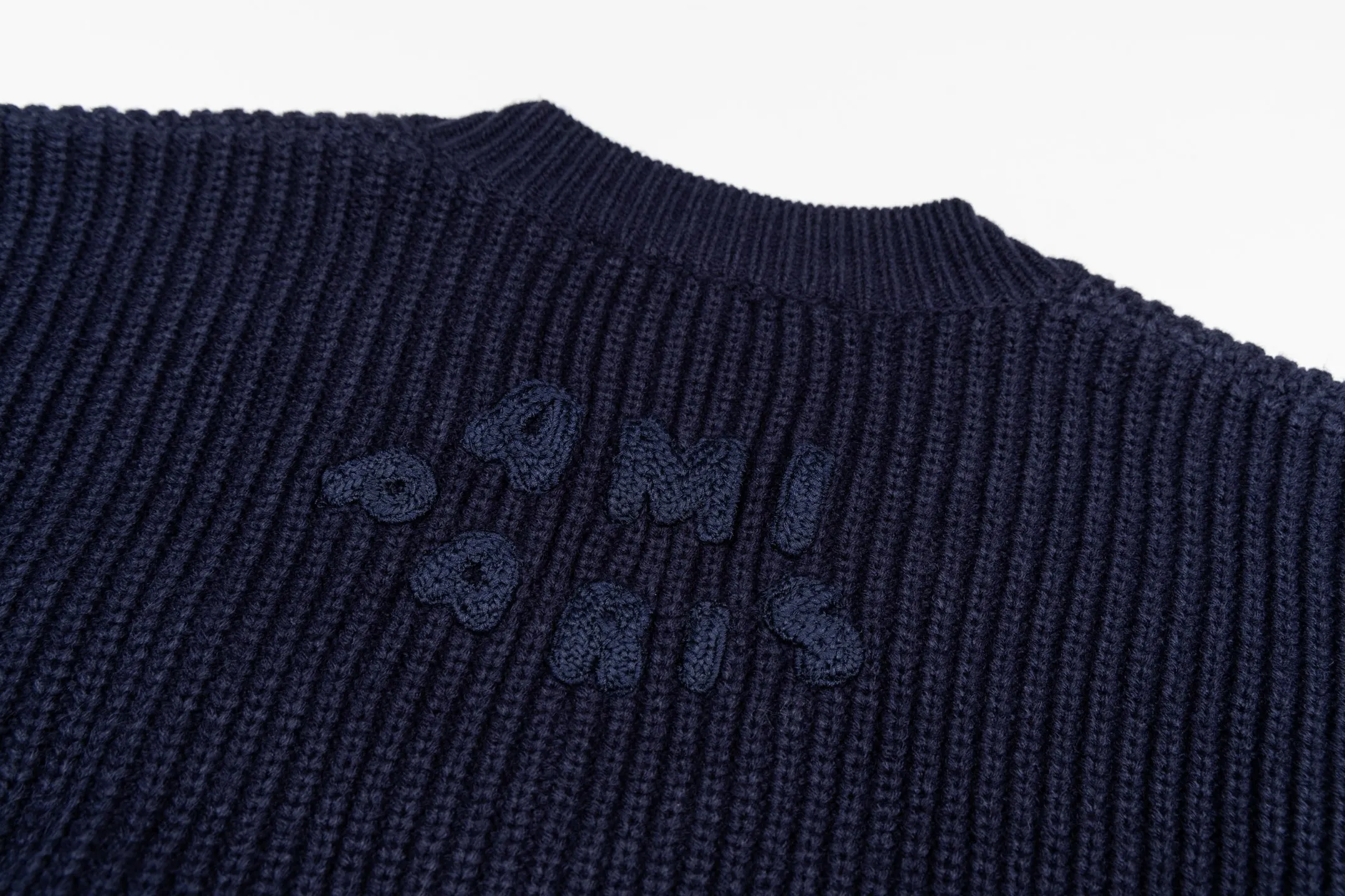 🅿️560 Ami knitted love stripe contrasting V-neck sweater (navy blue). The original version was purchased for 2,299 and developed. The fabric is made of alpaca wool to maintain a stable shape. The stitching is even and firm, and the details are meticulously handled, reflecting the brand's strict control over quality. The overall design is simple and elegant, suitable for various occasions. Whether it is business or leisure, it can show an elegant and decent style. The overall wiring is straight and delicate, the fabric is comfortable and soft, and the color is consistent without color difference. It can be matched with the same style to create a fashionable look, and can be used in various occasions. Customized accessories, complete with three standards, the same style for men and women. Size:S-M-L-XL