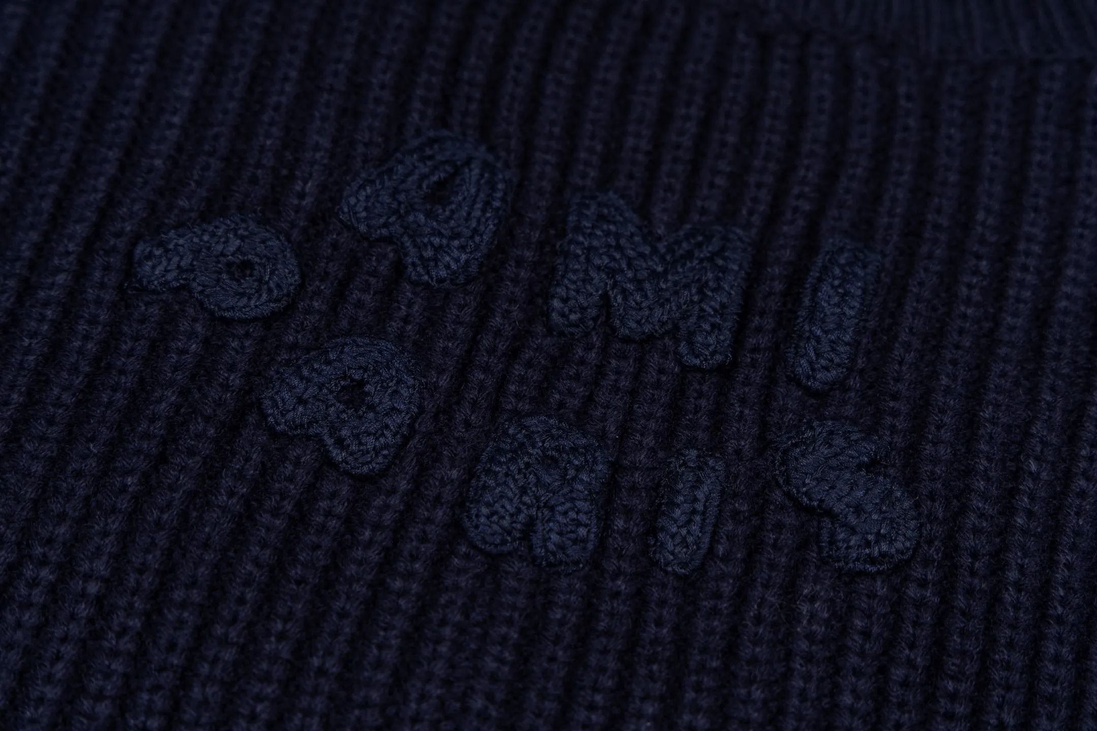 🅿️560 Ami knitted love stripe contrasting V-neck sweater (navy blue). The original version was purchased for 2,299 and developed. The fabric is made of alpaca wool to maintain a stable shape. The stitching is even and firm, and the details are meticulously handled, reflecting the brand's strict control over quality. The overall design is simple and elegant, suitable for various occasions. Whether it is business or leisure, it can show an elegant and decent style. The overall wiring is straight and delicate, the fabric is comfortable and soft, and the color is consistent without color difference. It can be matched with the same style to create a fashionable look, and can be used in various occasions. Customized accessories, complete with three standards, the same style for men and women. Size:S-M-L-XL