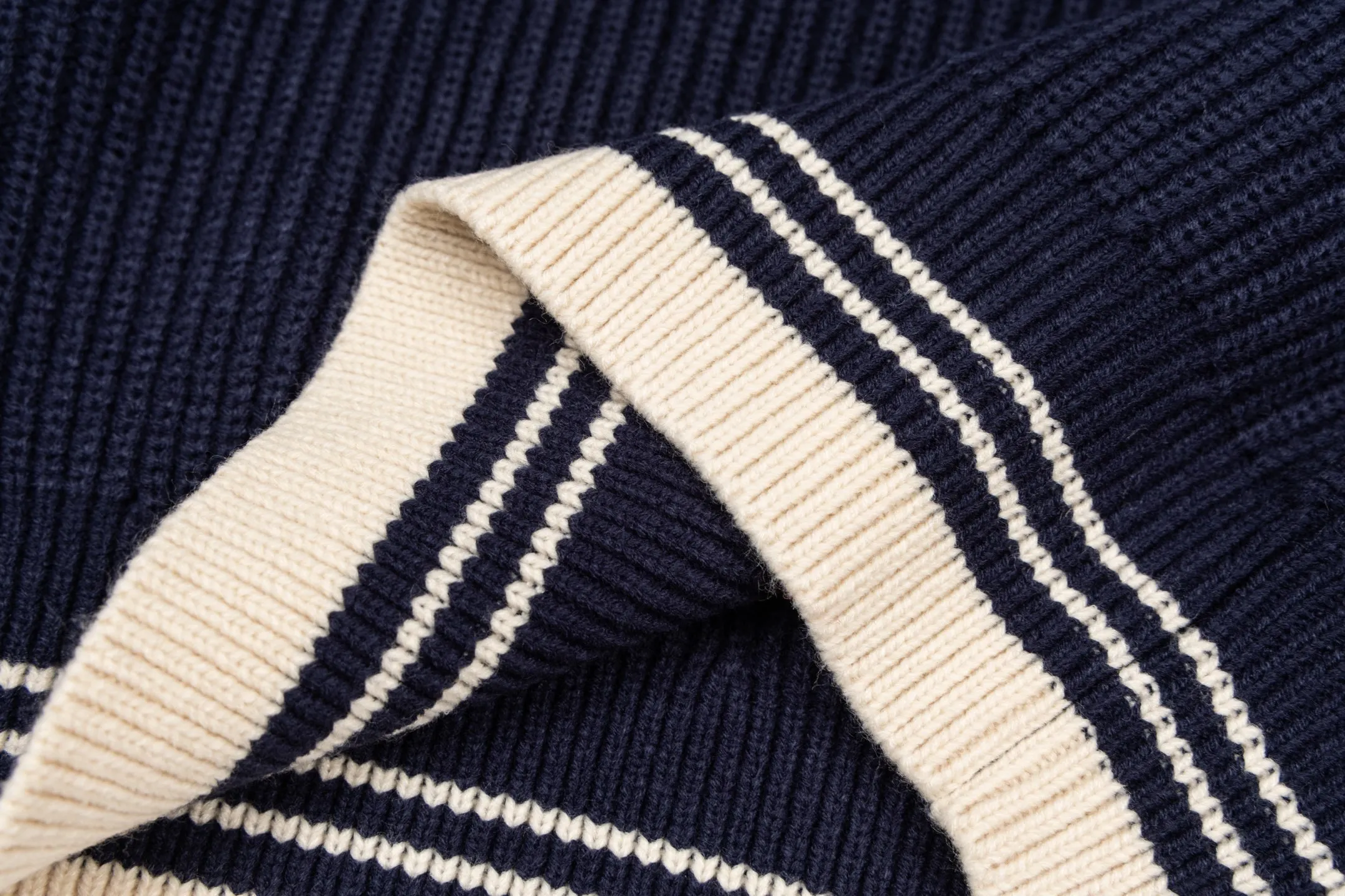 🅿️560 Ami knitted love stripe contrasting V-neck sweater (navy blue). The original version was purchased for 2,299 and developed. The fabric is made of alpaca wool to maintain a stable shape. The stitching is even and firm, and the details are meticulously handled, reflecting the brand's strict control over quality. The overall design is simple and elegant, suitable for various occasions. Whether it is business or leisure, it can show an elegant and decent style. The overall wiring is straight and delicate, the fabric is comfortable and soft, and the color is consistent without color difference. It can be matched with the same style to create a fashionable look, and can be used in various occasions. Customized accessories, complete with three standards, the same style for men and women. Size:S-M-L-XL