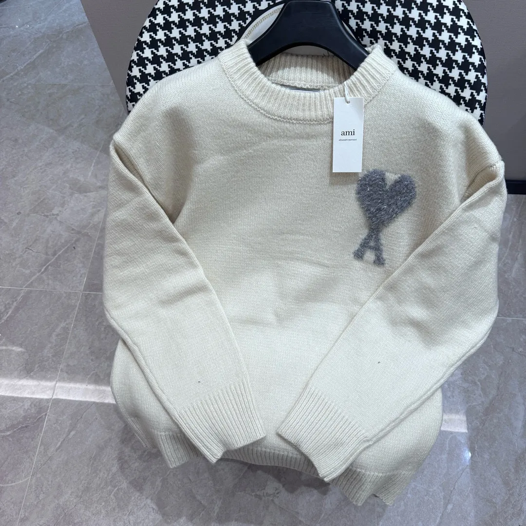 🅿️350 AMI PARIS AMI*24 Christmas and New Year limited edition sweater new product Silver wool blended with love soft and waxy feel knitted crew neck sweater Oversize version Soft and waxy custom wool with super gentle cloud color Imported jacquard woven amiloge wool pieces are spliced on the sewing plate. After four times of roughening, the pattern is finally pulled out to the same length as the original board. Accessories 1:1 ami main mark (the main mark is manually sewn by hand)