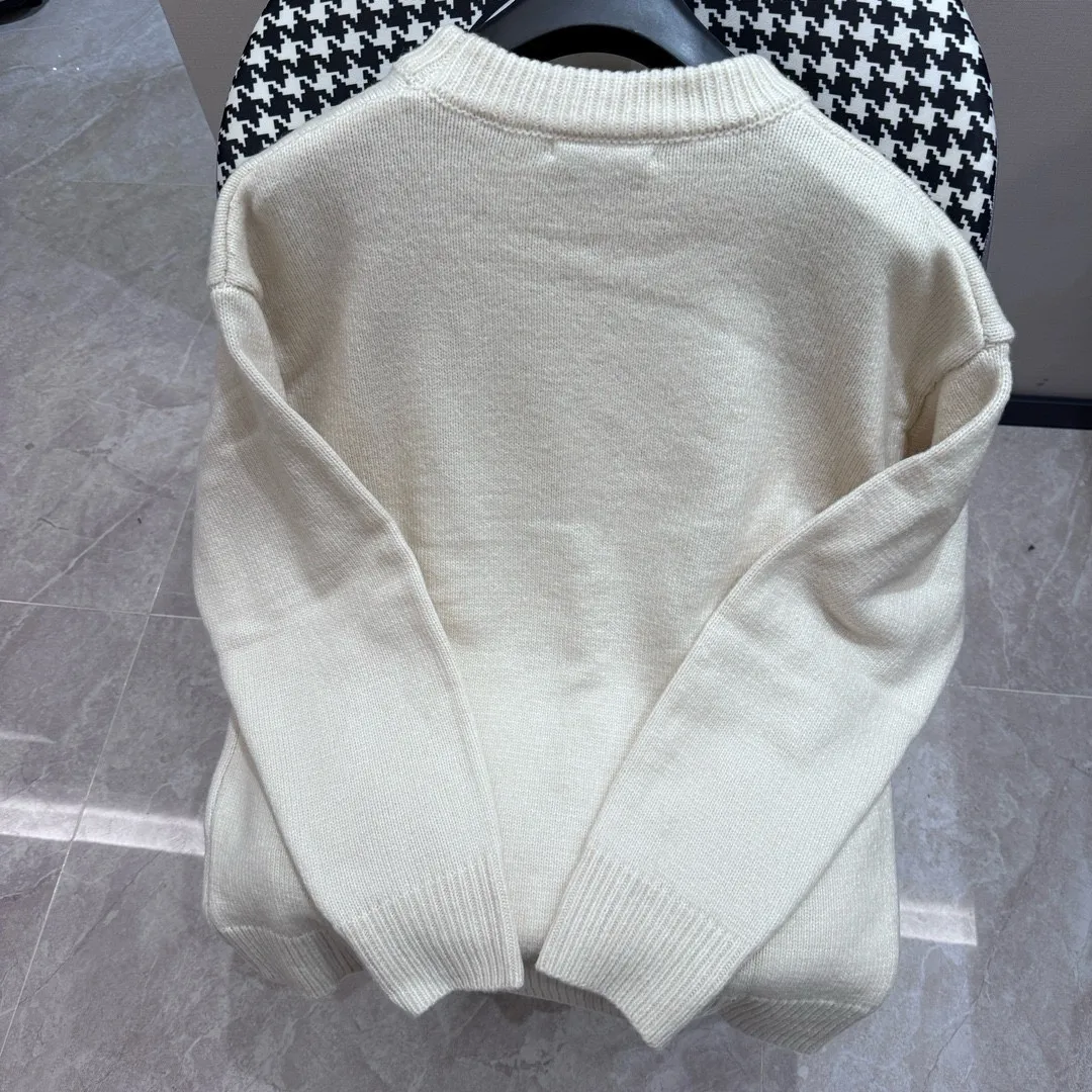 🅿️350 AMI PARIS AMI*24 Christmas and New Year limited edition sweater new product Silver wool blended with love soft and waxy feel knitted crew neck sweater Oversize version Soft and waxy custom wool with super gentle cloud color Imported jacquard woven amiloge wool pieces are spliced on the sewing plate. After four times of roughening, the pattern is finally pulled out to the same length as the original board. Accessories 1:1 ami main mark (the main mark is manually sewn by hand)