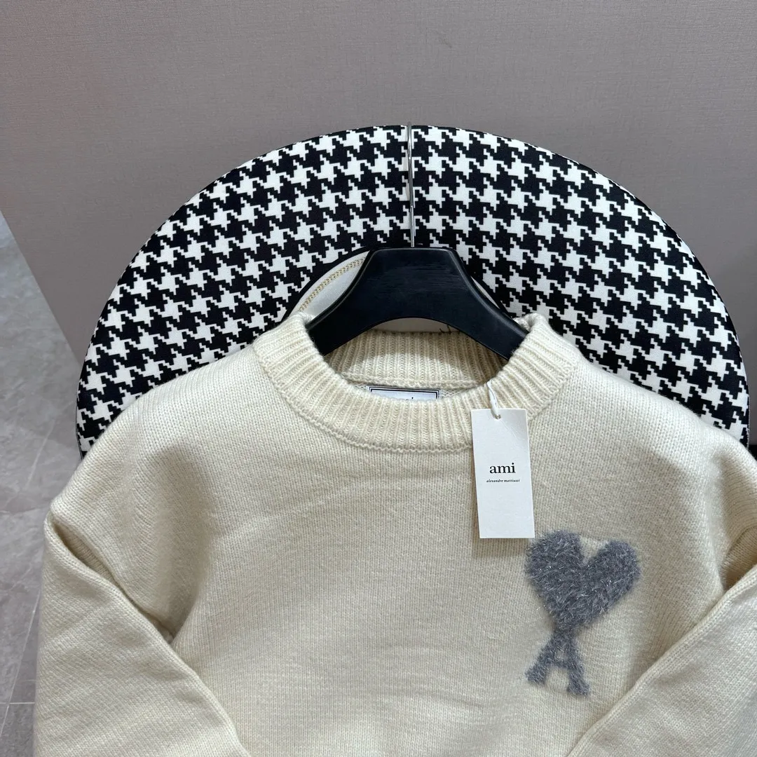 🅿️350 AMI PARIS AMI*24 Christmas and New Year limited edition sweater new product Silver wool blended with love soft and waxy feel knitted crew neck sweater Oversize version Soft and waxy custom wool with super gentle cloud color Imported jacquard woven amiloge wool pieces are spliced on the sewing plate. After four times of roughening, the pattern is finally pulled out to the same length as the original board. Accessories 1:1 ami main mark (the main mark is manually sewn by hand)