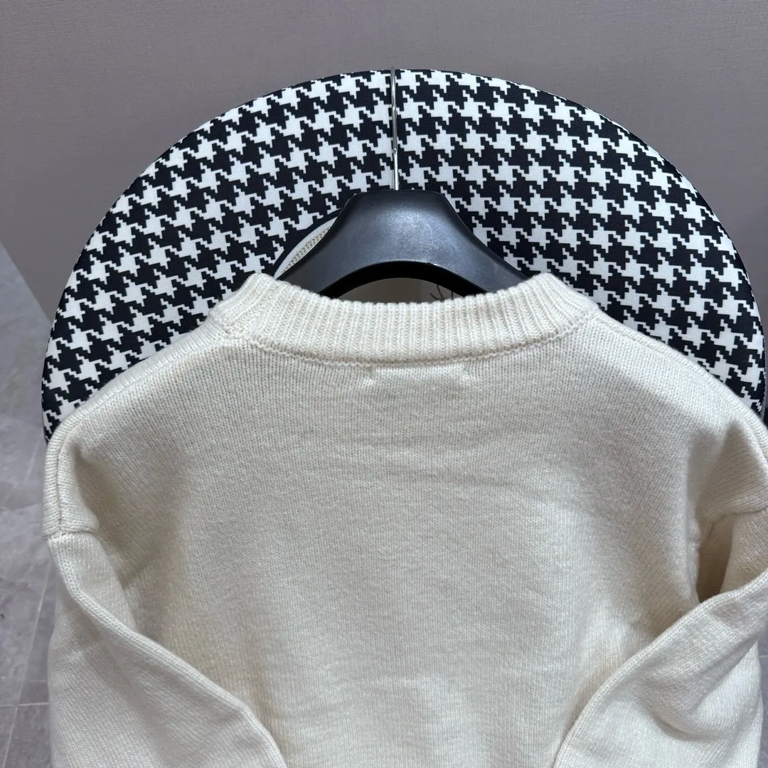 🅿️350 AMI PARIS AMI*24 Christmas and New Year limited edition sweater new product Silver wool blended with love soft and waxy feel knitted crew neck sweater Oversize version Soft and waxy custom wool with super gentle cloud color Imported jacquard woven amiloge wool pieces are spliced on the sewing plate. After four times of roughening, the pattern is finally pulled out to the same length as the original board. Accessories 1:1 ami main mark (the main mark is manually sewn by hand)