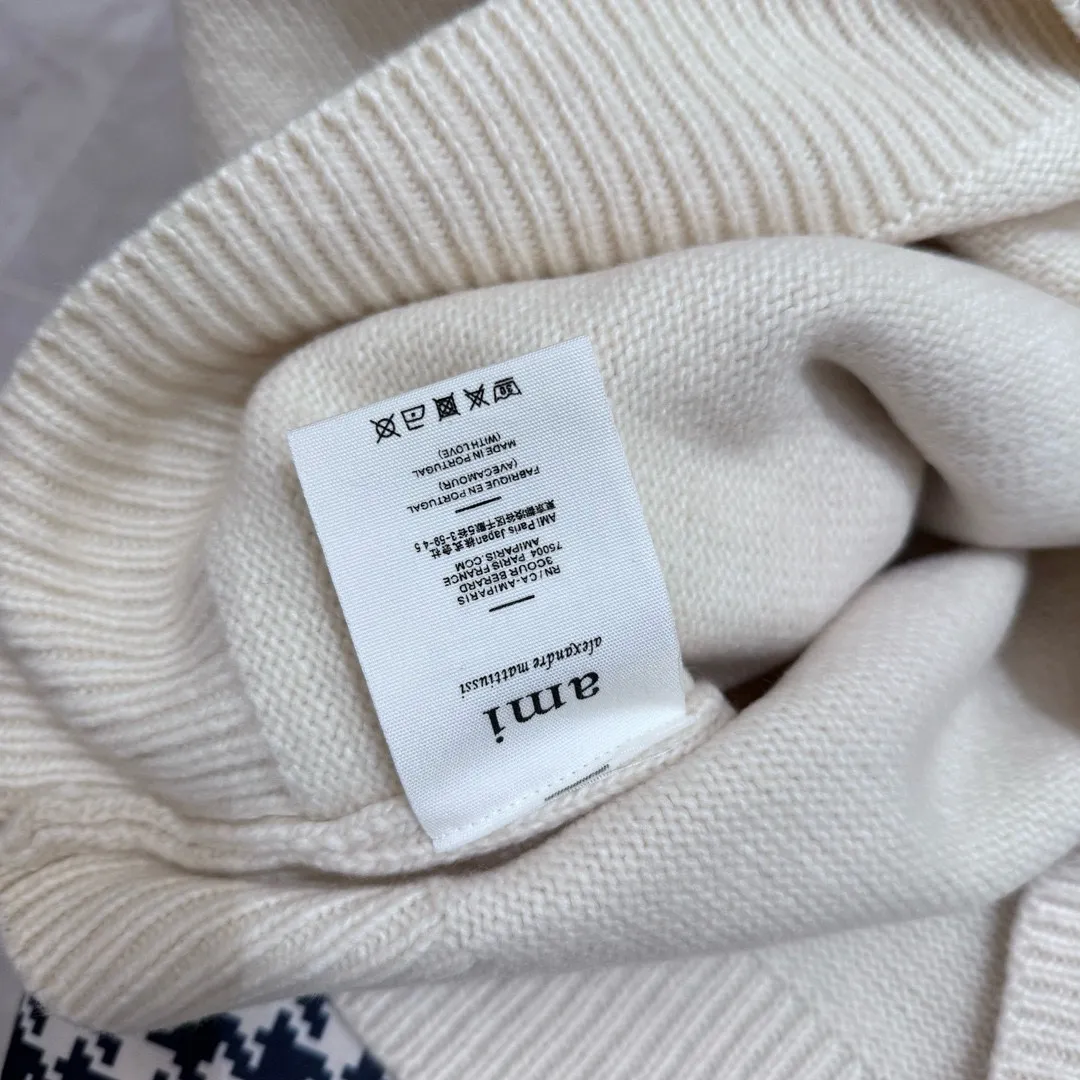 🅿️350 AMI PARIS AMI*24 Christmas and New Year limited edition sweater new product Silver wool blended with love soft and waxy feel knitted crew neck sweater Oversize version Soft and waxy custom wool with super gentle cloud color Imported jacquard woven amiloge wool pieces are spliced on the sewing plate. After four times of roughening, the pattern is finally pulled out to the same length as the original board. Accessories 1:1 ami main mark (the main mark is manually sewn by hand)
