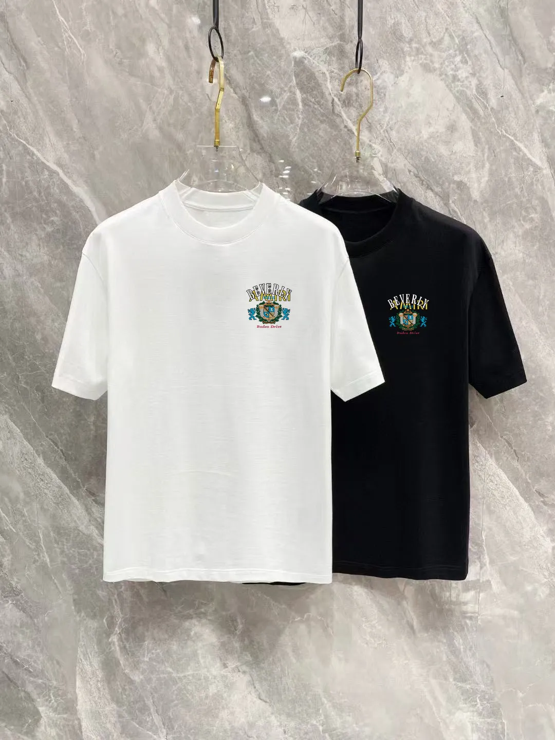 P150 AMIRI 2025 spring and summer new style debut counter, the latest short-sleeved round neck T-shirt, high-end custom design, avant-garde and fashionable! The brand logo is designed with heavy craftsmanship printing, 250 grams of Xinjiang long-staple cotton fabric, comfortable to wear. Counter-level exquisite stitching. Fine workmanship. The upper body effect is incomparably handsome! A must-have item for a stylish man! Color: Black White Size: S-2XL (sub-size) Slightly wide version Size: S M L Due to manual measurement, there is a deviation of about 1-3CM in the size, please forgive me.