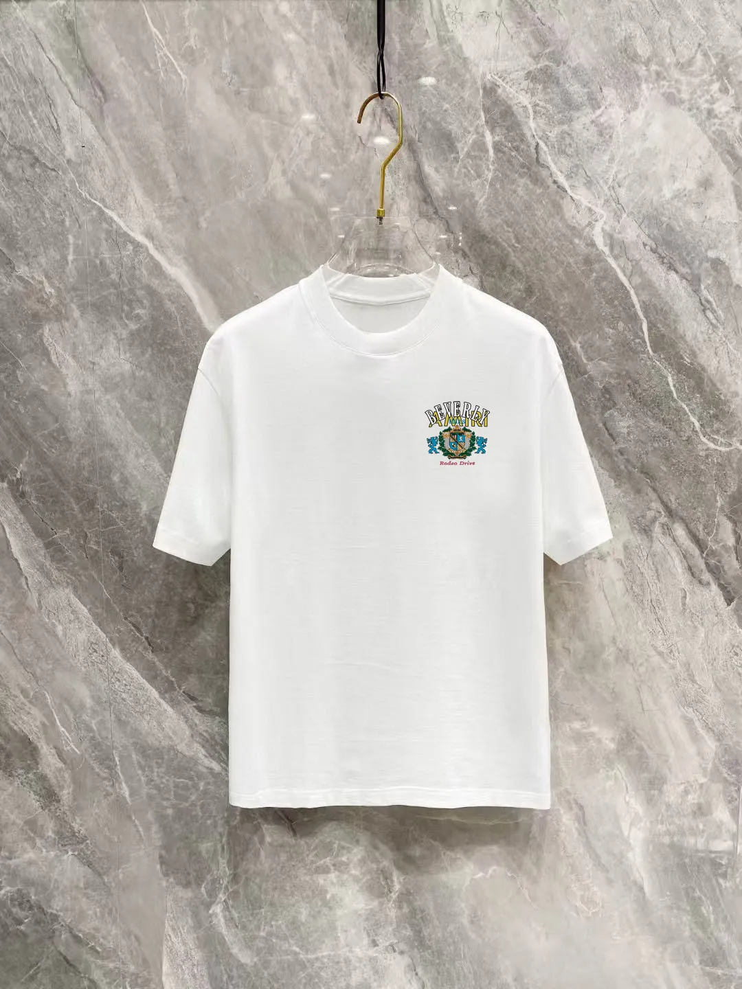 P150 AMIRI 2025 spring and summer new style debut counter, the latest short-sleeved round neck T-shirt, high-end custom design, avant-garde and fashionable! The brand logo is designed with heavy craftsmanship printing, 250 grams of Xinjiang long-staple cotton fabric, comfortable to wear. Counter-level exquisite stitching. Fine workmanship. The upper body effect is incomparably handsome! A must-have item for a stylish man! Color: Black White Size: S-2XL (sub-size) Slightly wide version Size: S M L Due to manual measurement, there is a deviation of about 1-3CM in the size, please forgive me.