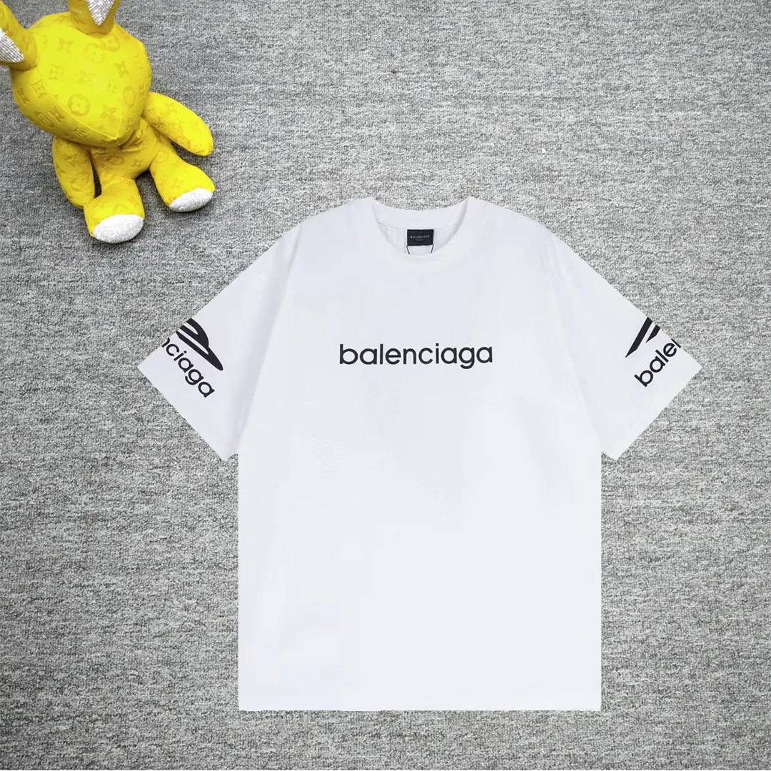 Top tested version BALENCIAGA/balenciaga 2024 SS large LOGO printed ski series short-sleeved T-shirt ✅No.1 quality in this market, real ceiling quality ✅All original development pay attention to detail pictures to avoid mixed distribution of stolen pictures by merchants ✅Correct 260g custom-woven and dyed double yarn pure cotton fabric, custom-dyed threads without color difference ✅Correct imported material printing, Conley machine white ink direct injection process, letters are clear and three-dimensional, firm and do not fall off ✅Overweight process, consistent with the original version Differentiating market currency, here is an explanation of why mine is a little more expensive than others, 1. It seems to be simple printing or embroidery, but it is not simple at all. 10000% imported machine restoration is not just a lip service. You are welcome to compare with peers. 2. Each model is produced by the company. The details of the workmanship and fabrics are consistent with the original ones. There is no color difference between the ones at the counters. Re-engraving is not scary. Whoever is fake is embarrassed. It’s not shameful to make a replica, it’s shameful if you can’t buy the correct version if you make a replica. 3. Note that the threaded collars are all original collars of certain countries and regions, with high wrapping. The width of the neckline and cabinets are accurate to the millimeter. Thick necklines are not easy to deform. The collars of high-end products are all restored cabinets. They are different from the big collars in the world. Ordinary garbage short-sleeves are printed with a print. The clavicle of the upper body is exposed. Please be patient. Customers who have bought genuine products or have seen genuine products will come back to place orders again. This is quality. This is quality. 4. Different styles of washed wheat main wheat, including imported wheat, have different colors and codes. Really restore the counter. As we all know, Balenciaga has different English or different colors on the collar labels of each quarter. This distinguishes the fast food products with the same common main wheat washed wheat. 5. Pay attention to the workmanship. The stitching at the neckline has no folds, smooth and natural without overlapping lines, and truly restores this. This is something that many people cannot do. 6. The fabric is made of 260g Paris-specific double yarn. No one can make better fabrics than my family. There's really no way to compare it with the ordinary version on the market. Respect it. It's genuine and costs thousands of dollars anyway. Don't buy street stalls. Quality 7. The workmanship is fully restored. The packaging is fully restored. The cost is huge. 8. I guarantee here that this is the highest quality you can find. Color: Black Size: XS--L P:260