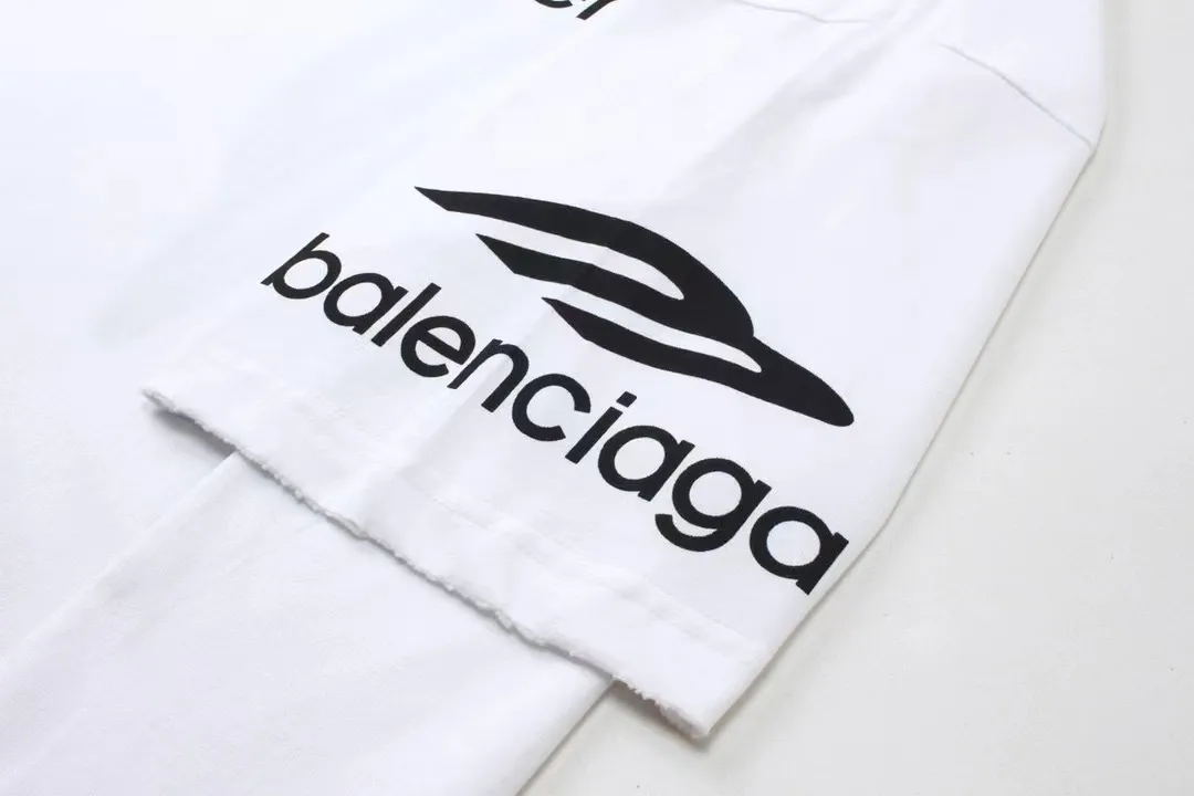 Top tested version BALENCIAGA/balenciaga 2024 SS large LOGO printed ski series short-sleeved T-shirt ✅No.1 quality in this market, real ceiling quality ✅All original development pay attention to detail pictures to avoid mixed distribution of stolen pictures by merchants ✅Correct 260g custom-woven and dyed double yarn pure cotton fabric, custom-dyed threads without color difference ✅Correct imported material printing, Conley machine white ink direct injection process, letters are clear and three-dimensional, firm and do not fall off ✅Overweight process, consistent with the original version Differentiating market currency, here is an explanation of why mine is a little more expensive than others, 1. It seems to be simple printing or embroidery, but it is not simple at all. 10000% imported machine restoration is not just a lip service. You are welcome to compare with peers. 2. Each model is produced by the company. The details of the workmanship and fabrics are consistent with the original ones. There is no color difference between the ones at the counters. Re-engraving is not scary. Whoever is fake is embarrassed. It’s not shameful to make a replica, it’s shameful if you can’t buy the correct version if you make a replica. 3. Note that the threaded collars are all original collars of certain countries and regions, with high wrapping. The width of the neckline and cabinets are accurate to the millimeter. Thick necklines are not easy to deform. The collars of high-end products are all restored cabinets. They are different from the big collars in the world. Ordinary garbage short-sleeves are printed with a print. The clavicle of the upper body is exposed. Please be patient. Customers who have bought genuine products or have seen genuine products will come back to place orders again. This is quality. This is quality. 4. Different styles of washed wheat main wheat, including imported wheat, have different colors and codes. Really restore the counter. As we all know, Balenciaga has different English or different colors on the collar labels of each quarter. This distinguishes the fast food products with the same common main wheat washed wheat. 5. Pay attention to the workmanship. The stitching at the neckline has no folds, smooth and natural without overlapping lines, and truly restores this. This is something that many people cannot do. 6. The fabric is made of 260g Paris-specific double yarn. No one can make better fabrics than my family. There's really no way to compare it with the ordinary version on the market. Respect it. It's genuine and costs thousands of dollars anyway. Don't buy street stalls. Quality 7. The workmanship is fully restored. The packaging is fully restored. The cost is huge. 8. I guarantee here that this is the highest quality you can find. Color: Black Size: XS--L P:260