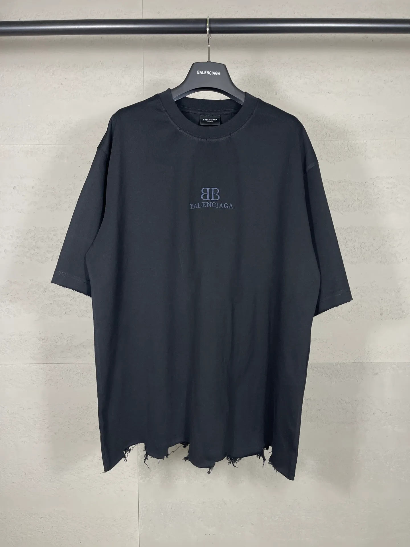 🅿️186 Actual pictures [Top version. Official website quality] BALENCI*GA/Paris BALENCI*GA# New model, classic LOGO embroidery, water-worn and damaged, distressed short-sleeved T-shirt. It is synchronized with the brick cabinet. The old and worn ZP is the same, welcome to compare. The fabric is made of Paris ZP custom-woven and dyed 100% cotton double-yarn compact cotton. The weight is 260 grams. The cloth surface is clean. The cloth pattern is clear. Soft and comfortable. Good color fastness. Not easy to change color. The threads are woven and dyed with no color difference. The embroidery uses a Tajima embroidery machine, the letters are three-dimensional, and the ready-made garments are washed, worn and worn, and are extremely heavy-duty. Jubie market makes goods based on pictures. Comparisons welcome. Restore brick cabinet. The version adopts OS loose shoulder version. Same style for men and women. Code: BL223382 Color: Black. Pink Size: XS to L