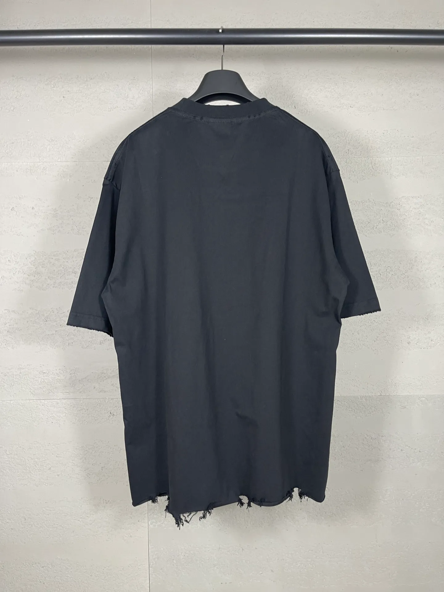 🅿️186 Actual pictures [Top version. Official website quality] BALENCI*GA/Paris BALENCI*GA# New model, classic LOGO embroidery, water-worn and damaged, distressed short-sleeved T-shirt. It is synchronized with the brick cabinet. The old and worn ZP is the same, welcome to compare. The fabric is made of Paris ZP custom-woven and dyed 100% cotton double-yarn compact cotton. The weight is 260 grams. The cloth surface is clean. The cloth pattern is clear. Soft and comfortable. Good color fastness. Not easy to change color. The threads are woven and dyed with no color difference. The embroidery uses a Tajima embroidery machine, the letters are three-dimensional, and the ready-made garments are washed, worn and worn, and are extremely heavy-duty. Jubie market makes goods based on pictures. Comparisons welcome. Restore brick cabinet. The version adopts OS loose shoulder version. Same style for men and women. Code: BL223382 Color: Black. Pink Size: XS to L