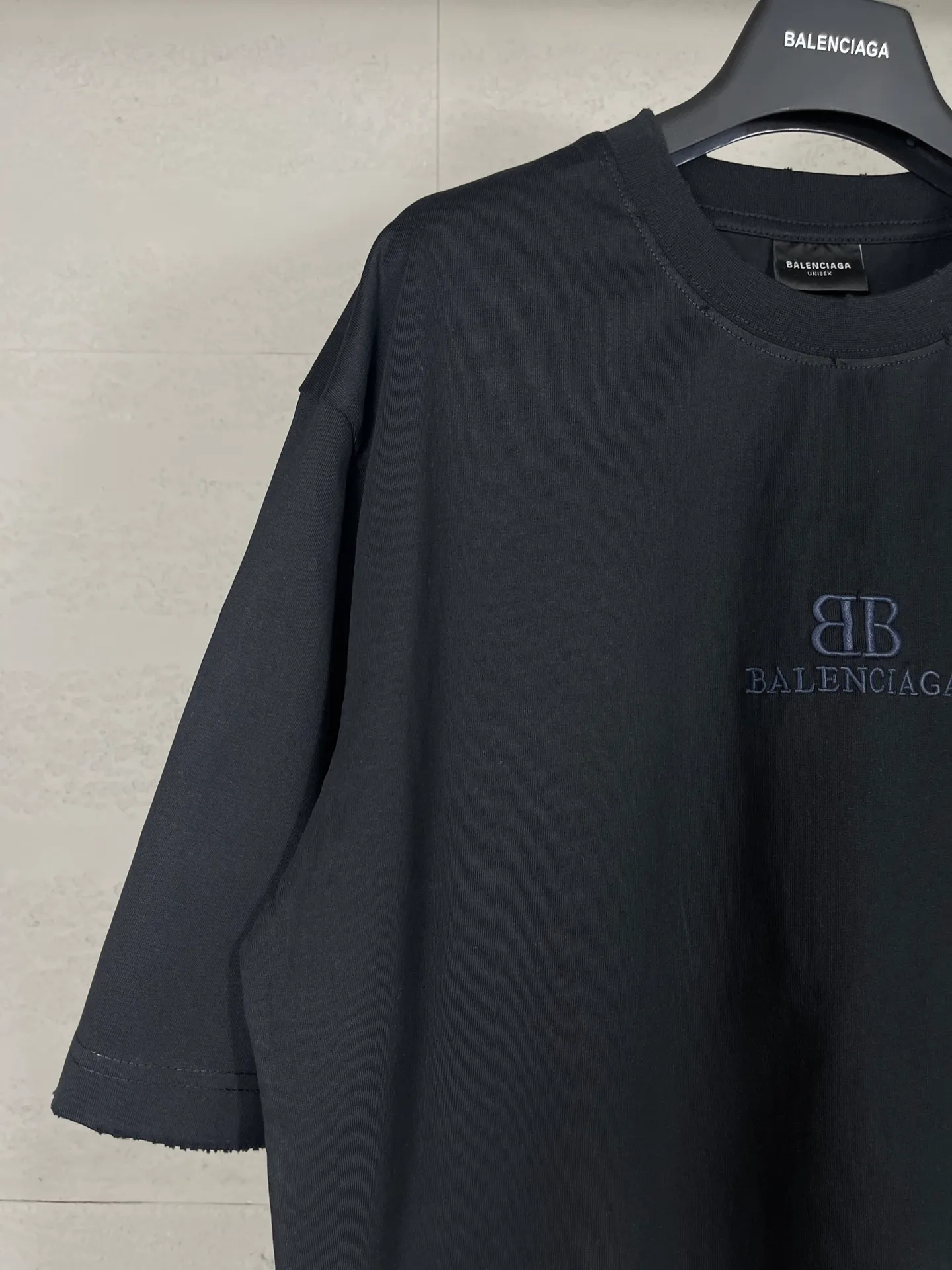 🅿️186 Actual pictures [Top version. Official website quality] BALENCI*GA/Paris BALENCI*GA# New model, classic LOGO embroidery, water-worn and damaged, distressed short-sleeved T-shirt. It is synchronized with the brick cabinet. The old and worn ZP is the same, welcome to compare. The fabric is made of Paris ZP custom-woven and dyed 100% cotton double-yarn compact cotton. The weight is 260 grams. The cloth surface is clean. The cloth pattern is clear. Soft and comfortable. Good color fastness. Not easy to change color. The threads are woven and dyed with no color difference. The embroidery uses a Tajima embroidery machine, the letters are three-dimensional, and the ready-made garments are washed, worn and worn, and are extremely heavy-duty. Jubie market makes goods based on pictures. Comparisons welcome. Restore brick cabinet. The version adopts OS loose shoulder version. Same style for men and women. Code: BL223382 Color: Black. Pink Size: XS to L