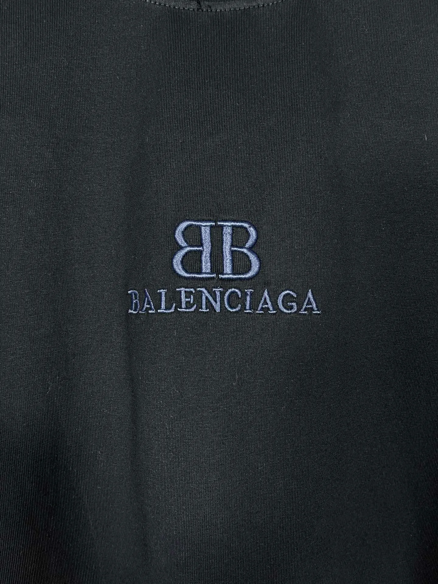 🅿️186 Actual pictures [Top version. Official website quality] BALENCI*GA/Paris BALENCI*GA# New model, classic LOGO embroidery, water-worn and damaged, distressed short-sleeved T-shirt. It is synchronized with the brick cabinet. The old and worn ZP is the same, welcome to compare. The fabric is made of Paris ZP custom-woven and dyed 100% cotton double-yarn compact cotton. The weight is 260 grams. The cloth surface is clean. The cloth pattern is clear. Soft and comfortable. Good color fastness. Not easy to change color. The threads are woven and dyed with no color difference. The embroidery uses a Tajima embroidery machine, the letters are three-dimensional, and the ready-made garments are washed, worn and worn, and are extremely heavy-duty. Jubie market makes goods based on pictures. Comparisons welcome. Restore brick cabinet. The version adopts OS loose shoulder version. Same style for men and women. Code: BL223382 Color: Black. Pink Size: XS to L