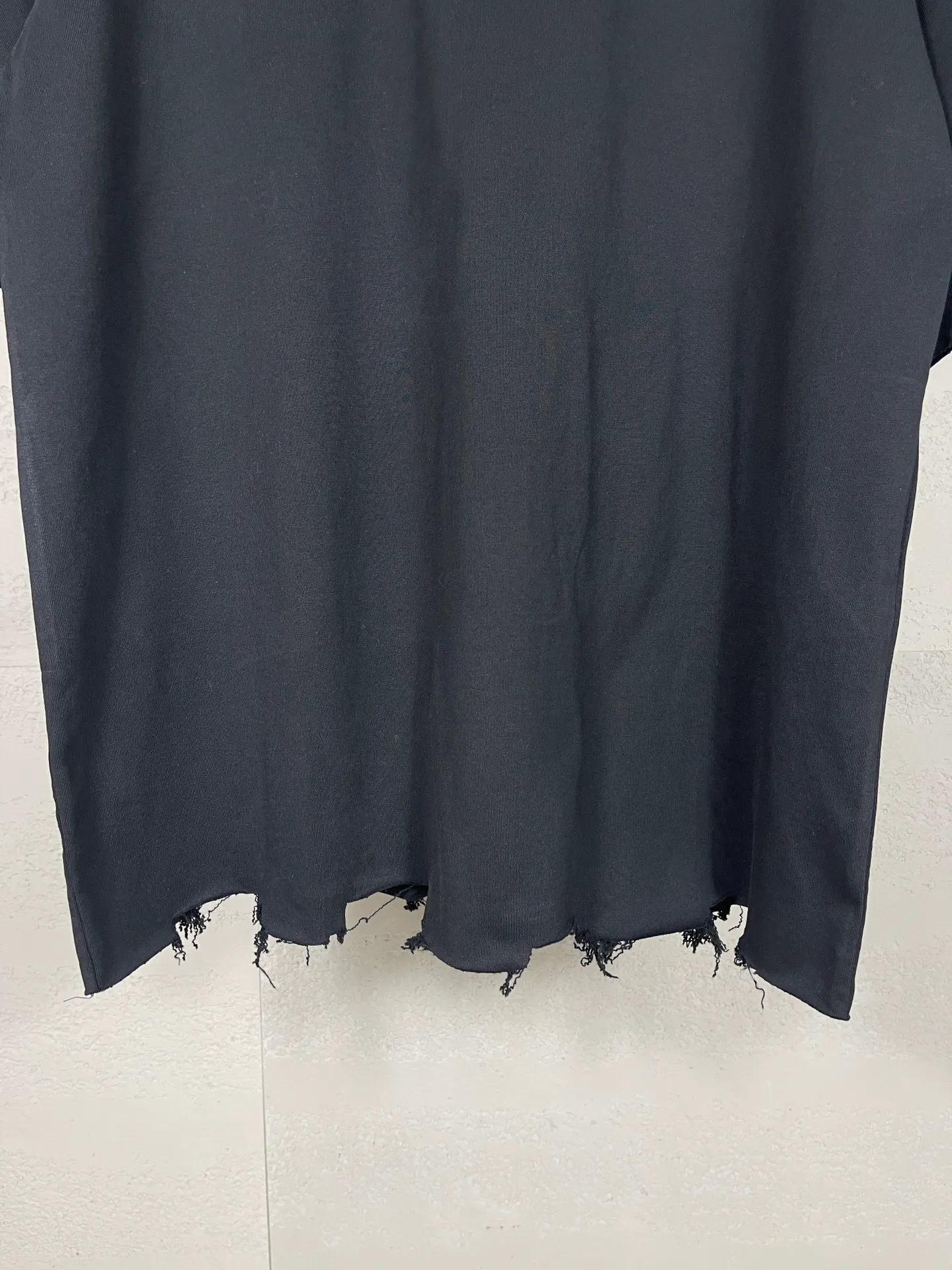🅿️186 Actual pictures [Top version. Official website quality] BALENCI*GA/Paris BALENCI*GA# New model, classic LOGO embroidery, water-worn and damaged, distressed short-sleeved T-shirt. It is synchronized with the brick cabinet. The old and worn ZP is the same, welcome to compare. The fabric is made of Paris ZP custom-woven and dyed 100% cotton double-yarn compact cotton. The weight is 260 grams. The cloth surface is clean. The cloth pattern is clear. Soft and comfortable. Good color fastness. Not easy to change color. The threads are woven and dyed with no color difference. The embroidery uses a Tajima embroidery machine, the letters are three-dimensional, and the ready-made garments are washed, worn and worn, and are extremely heavy-duty. Jubie market makes goods based on pictures. Comparisons welcome. Restore brick cabinet. The version adopts OS loose shoulder version. Same style for men and women. Code: BL223382 Color: Black. Pink Size: XS to L