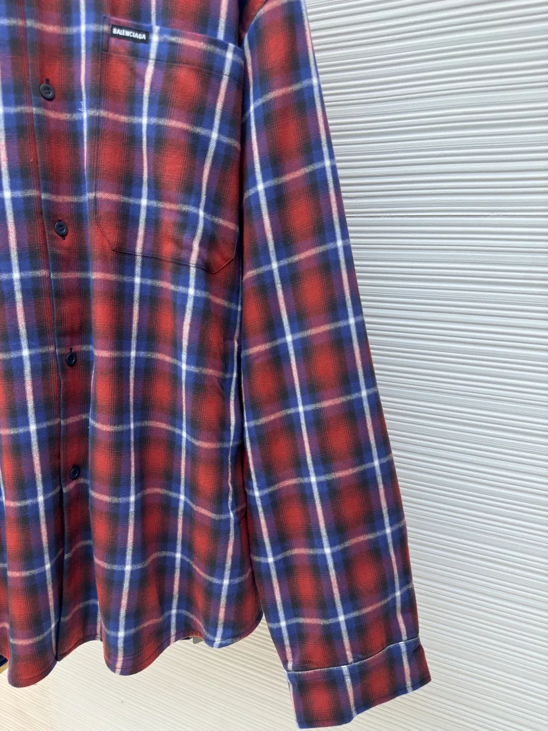 Balenciaga plaid double-layer shirt jacket ●Authentic product: Purchased and developed for 17000 ●Item number: 1680081-B90 ●Fabric: exclusive cotton rhyme plaid fabric ●Technology: made on positioning cutting machine ●Version: fitted version ●Weight: about 1070 grams ●Size: 1-2-3-4 ●Description: Customized 1:1 exclusive cotton rhyme plaid fabric Customized high-end velvet wash water orchid sweatshirt material Clear texture and full texture Comfortable and close to the skin. The classic red and blue plaid is the main tone. The flowing artistic sense. The chest is embellished with Balenciaga patches to highlight the unique charm of the brand. You are in an unparalleled visual feast. The red and blue pattern draws a new chapter in fashion. Infrared positioning cutting machine achieves precise positioning of materials through infrared emitters and infrared receivers. The accuracy can reach the micron level, thereby meeting the effect of high-precision cutting of plaid alignment. The overall wiring is straight and delicate, the fabric is comfortable and soft, and the color is consistent without color difference. It can be matched with the same style to create a fashionable look and control various occasions. Customized accessories, complete with three standards, same style for men and women!