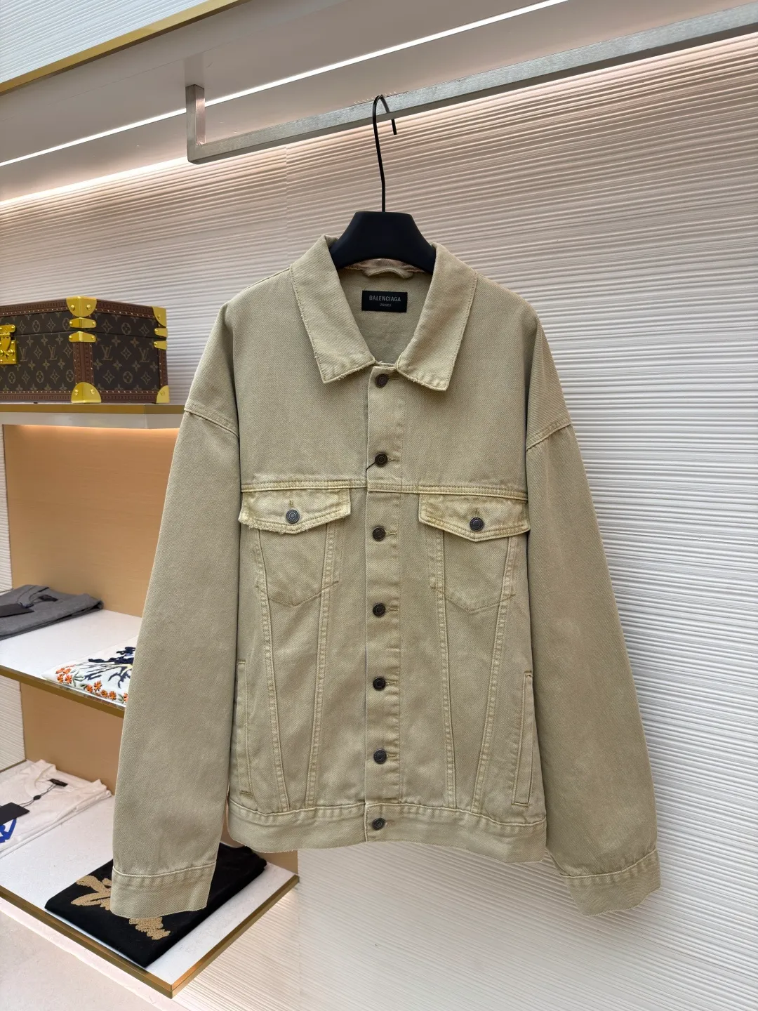 Balenciaga embroidered denim jacket ●Original version: Purchased and developed for 16500 ●Item number: 1681940-B45 ●Material: denim fabric ●Technology: embroidery production ●Color: khaki ●Version: Loose version ●Weight: about 1120 grams ●Size: 1-2-3-4 ●Description: Customized cotton rhyme thick denim material, high-quality texture, comfortable and skin-friendly, classic denim meets earth tones A light golden brown emerges when the light flows, with a lazy warm tone. The single row of matte copper buttons on the front panel creates a collision of cold and warm with the color system. It is low-key but intriguing. The Balenciaga logo on the back panel highlights the brand style. It is highly recognizable. A unique interpretation of art and taste. It is paired with a polished and deliberately distressed design. Imperfect detail aesthetics, with a retro edge, allowing the wearer to become a walking retro narrator using imported machine embroidery technology. Use advanced computer control systems and precision mechanical components to realize Balenciaga logo embroidery operations with high precision. The lines are smooth and delicate. Edge grinding technology uses physical friction and manual polishing to create a natural wear effect on the edges. It imitates the worn texture caused by long-term wearing. To achieve a rough retro style, multiple horses are used to rub sand and use high-pressure spray guns to rub in specific parts to achieve a local gradient effect. Then use frosting technology to create a unique texture pattern. The workmanship is extremely complex. It takes time and effort. The overall wiring is straight and delicate, the fabric is comfortable and soft, and the color is consistent without color difference. It can be matched with the same style to create a fashionable look and control various occasions. Customized accessories, complete with three standards, same style for men and women!