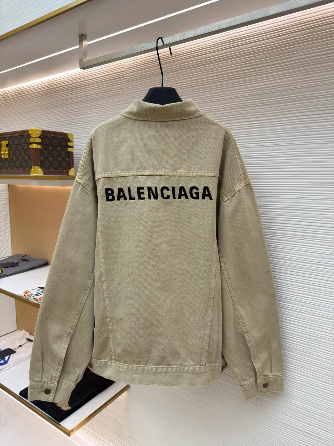 Balenciaga embroidered denim jacket ●Original version: Purchased and developed for 16500 ●Item number: 1681940-B45 ●Material: denim fabric ●Technology: embroidery production ●Color: khaki ●Version: Loose version ●Weight: about 1120 grams ●Size: 1-2-3-4 ●Description: Customized cotton rhyme thick denim material, high-quality texture, comfortable and skin-friendly, classic denim meets earth tones A light golden brown emerges when the light flows, with a lazy warm tone. The single row of matte copper buttons on the front panel creates a collision of cold and warm with the color system. It is low-key but intriguing. The Balenciaga logo on the back panel highlights the brand style. It is highly recognizable. A unique interpretation of art and taste. It is paired with a polished and deliberately distressed design. Imperfect detail aesthetics, with a retro edge, allowing the wearer to become a walking retro narrator using imported machine embroidery technology. Use advanced computer control systems and precision mechanical components to realize Balenciaga logo embroidery operations with high precision. The lines are smooth and delicate. Edge grinding technology uses physical friction and manual polishing to create a natural wear effect on the edges. It imitates the worn texture caused by long-term wearing. To achieve a rough retro style, multiple horses are used to rub sand and use high-pressure spray guns to rub in specific parts to achieve a local gradient effect. Then use frosting technology to create a unique texture pattern. The workmanship is extremely complex. It takes time and effort. The overall wiring is straight and delicate, the fabric is comfortable and soft, and the color is consistent without color difference. It can be matched with the same style to create a fashionable look and control various occasions. Customized accessories, complete with three standards, same style for men and women!