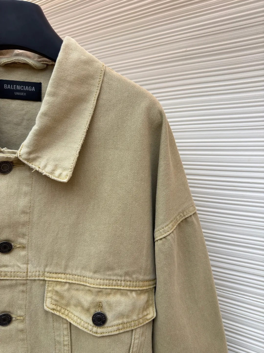 Balenciaga embroidered denim jacket ●Original version: Purchased and developed for 16500 ●Item number: 1681940-B45 ●Material: denim fabric ●Technology: embroidery production ●Color: khaki ●Version: Loose version ●Weight: about 1120 grams ●Size: 1-2-3-4 ●Description: Customized cotton rhyme thick denim material, high-quality texture, comfortable and skin-friendly, classic denim meets earth tones A light golden brown emerges when the light flows, with a lazy warm tone. The single row of matte copper buttons on the front panel creates a collision of cold and warm with the color system. It is low-key but intriguing. The Balenciaga logo on the back panel highlights the brand style. It is highly recognizable. A unique interpretation of art and taste. It is paired with a polished and deliberately distressed design. Imperfect detail aesthetics, with a retro edge, allowing the wearer to become a walking retro narrator using imported machine embroidery technology. Use advanced computer control systems and precision mechanical components to realize Balenciaga logo embroidery operations with high precision. The lines are smooth and delicate. Edge grinding technology uses physical friction and manual polishing to create a natural wear effect on the edges. It imitates the worn texture caused by long-term wearing. To achieve a rough retro style, multiple horses are used to rub sand and use high-pressure spray guns to rub in specific parts to achieve a local gradient effect. Then use frosting technology to create a unique texture pattern. The workmanship is extremely complex. It takes time and effort. The overall wiring is straight and delicate, the fabric is comfortable and soft, and the color is consistent without color difference. It can be matched with the same style to create a fashionable look and control various occasions. Customized accessories, complete with three standards, same style for men and women!