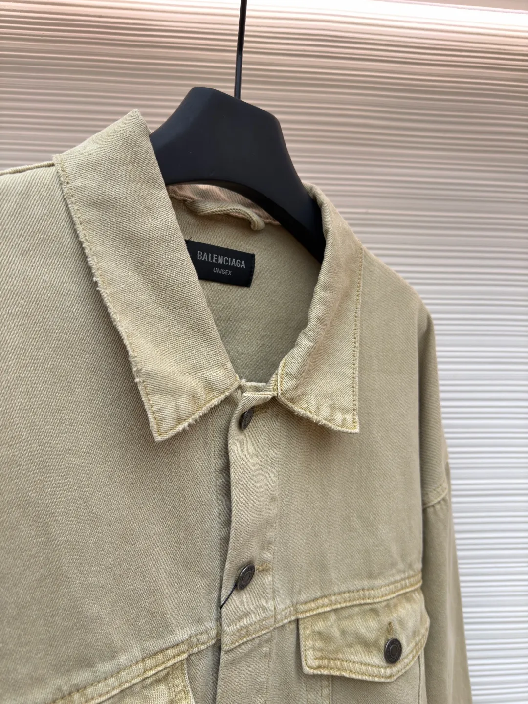 Balenciaga embroidered denim jacket ●Original version: Purchased and developed for 16500 ●Item number: 1681940-B45 ●Material: denim fabric ●Technology: embroidery production ●Color: khaki ●Version: Loose version ●Weight: about 1120 grams ●Size: 1-2-3-4 ●Description: Customized cotton rhyme thick denim material, high-quality texture, comfortable and skin-friendly, classic denim meets earth tones A light golden brown emerges when the light flows, with a lazy warm tone. The single row of matte copper buttons on the front panel creates a collision of cold and warm with the color system. It is low-key but intriguing. The Balenciaga logo on the back panel highlights the brand style. It is highly recognizable. A unique interpretation of art and taste. It is paired with a polished and deliberately distressed design. Imperfect detail aesthetics, with a retro edge, allowing the wearer to become a walking retro narrator using imported machine embroidery technology. Use advanced computer control systems and precision mechanical components to realize Balenciaga logo embroidery operations with high precision. The lines are smooth and delicate. Edge grinding technology uses physical friction and manual polishing to create a natural wear effect on the edges. It imitates the worn texture caused by long-term wearing. To achieve a rough retro style, multiple horses are used to rub sand and use high-pressure spray guns to rub in specific parts to achieve a local gradient effect. Then use frosting technology to create a unique texture pattern. The workmanship is extremely complex. It takes time and effort. The overall wiring is straight and delicate, the fabric is comfortable and soft, and the color is consistent without color difference. It can be matched with the same style to create a fashionable look and control various occasions. Customized accessories, complete with three standards, same style for men and women!