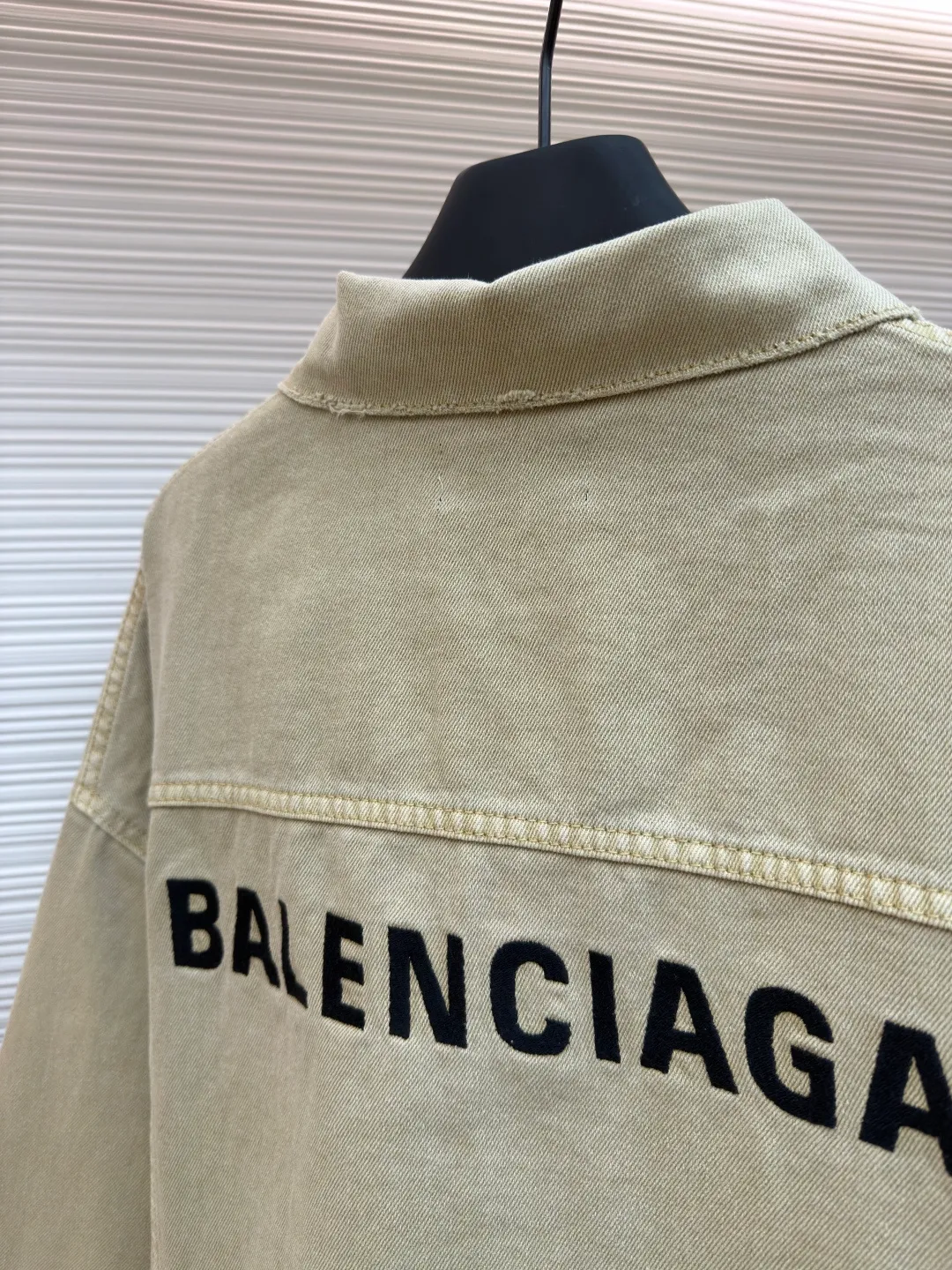 Balenciaga embroidered denim jacket ●Original version: Purchased and developed for 16500 ●Item number: 1681940-B45 ●Material: denim fabric ●Technology: embroidery production ●Color: khaki ●Version: Loose version ●Weight: about 1120 grams ●Size: 1-2-3-4 ●Description: Customized cotton rhyme thick denim material, high-quality texture, comfortable and skin-friendly, classic denim meets earth tones A light golden brown emerges when the light flows, with a lazy warm tone. The single row of matte copper buttons on the front panel creates a collision of cold and warm with the color system. It is low-key but intriguing. The Balenciaga logo on the back panel highlights the brand style. It is highly recognizable. A unique interpretation of art and taste. It is paired with a polished and deliberately distressed design. Imperfect detail aesthetics, with a retro edge, allowing the wearer to become a walking retro narrator using imported machine embroidery technology. Use advanced computer control systems and precision mechanical components to realize Balenciaga logo embroidery operations with high precision. The lines are smooth and delicate. Edge grinding technology uses physical friction and manual polishing to create a natural wear effect on the edges. It imitates the worn texture caused by long-term wearing. To achieve a rough retro style, multiple horses are used to rub sand and use high-pressure spray guns to rub in specific parts to achieve a local gradient effect. Then use frosting technology to create a unique texture pattern. The workmanship is extremely complex. It takes time and effort. The overall wiring is straight and delicate, the fabric is comfortable and soft, and the color is consistent without color difference. It can be matched with the same style to create a fashionable look and control various occasions. Customized accessories, complete with three standards, same style for men and women!