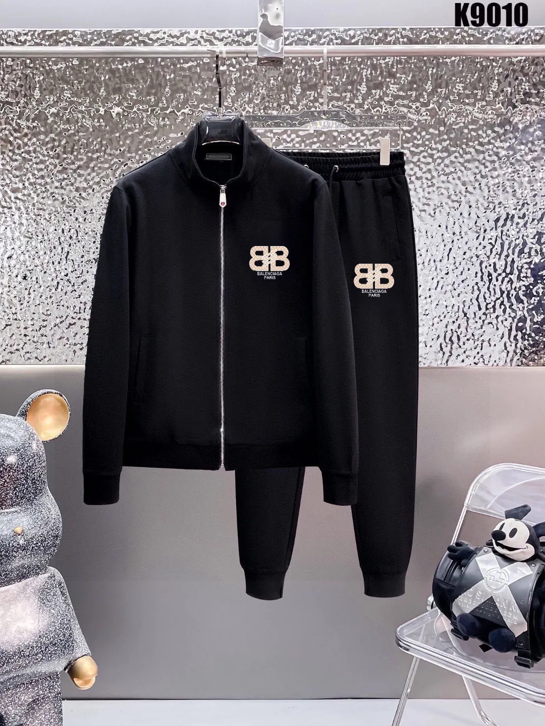 🅿️420 [BALENCIAGA] (Gospel for Fatty) hot-selling suit is coming. Focus on the original version of the official website. 2025 new hot-selling cardigan and sweatshirt suit. The original order is hard to buy🇭🇰. It is the meticulous work of top designers. It has a fitting and perfect upper body effect. All-natural high-quality Roman cotton 100%, close-fitting comfort, noble and elegant! Original hardware embodies elegance and nobility! Counter size: M-5XL (maximum wear up to 220 pounds)