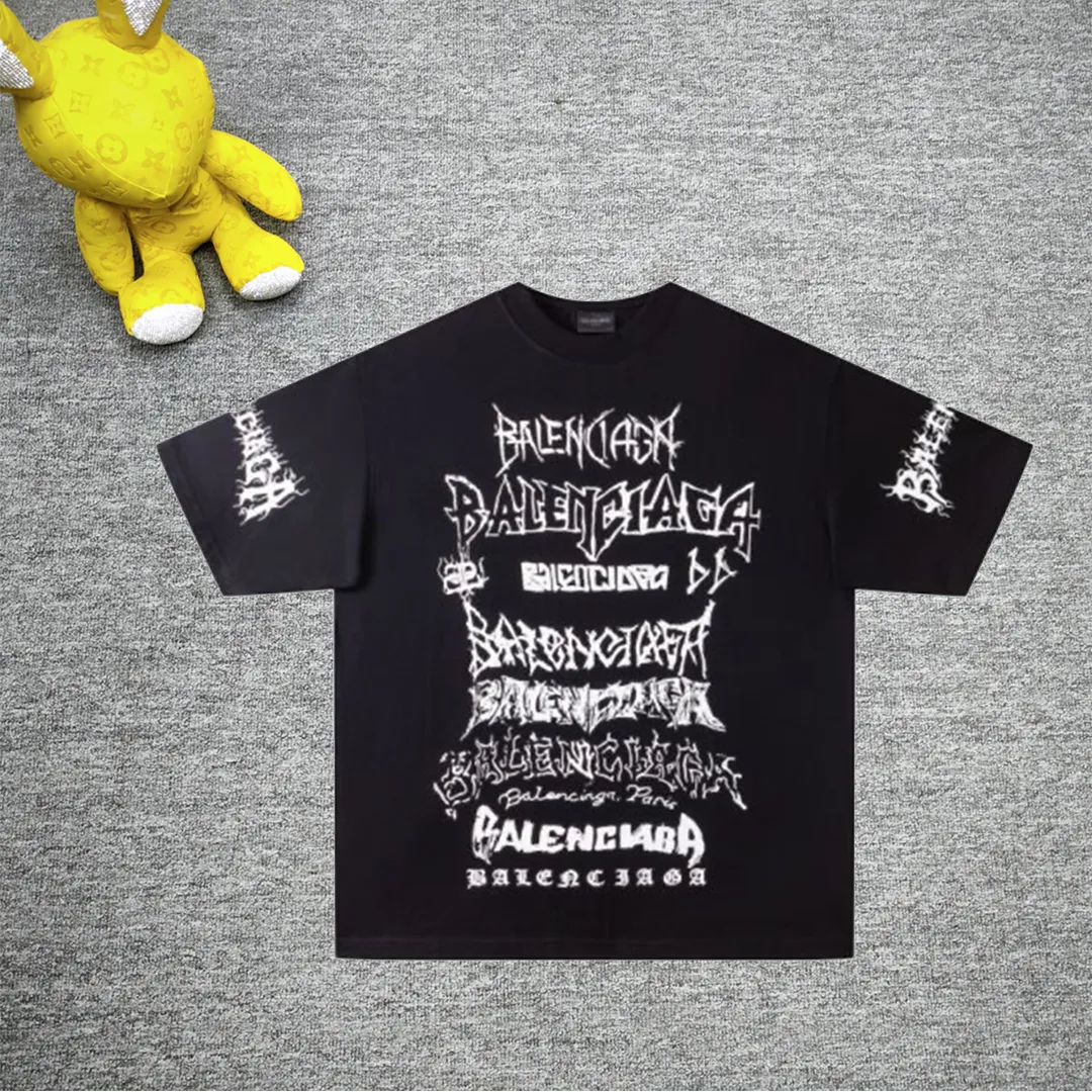 The top proven version of Balenciaga/Balenciaga 24SS Year of the Dragon hand-painted graffiti logo fully printed short-sleeved T-shirt everyone has been waiting for! The Year of the Dragon limited edition is finally available! The fabric is made of 16-count single combed compact spun 250g thickened plain weave fabric, washed and dyed on the panel. The front and rear left and right sleeve patterns are all made using an elliptical machine direct injection process. After scanning the pattern, the details of the panel are adjusted manually. Then use large cloth to repeatedly adjust the pattern on the board. The printing is delicate and neat. The ready-made garments are washed softly to ensure no shrinkage. Double-pressing technology is used. The pattern part uses graffiti-style Gothic fonts. The pattern effect is fully restored. The double-layer stitching on the back collar is firm and tight. The double-chain routing on the shoulders. The hem is tightened tightly. The fabric is full of drape. The pattern is consistent. Customized and numbered washing. Only every detail is presented to customers. Size: S-XL P:280