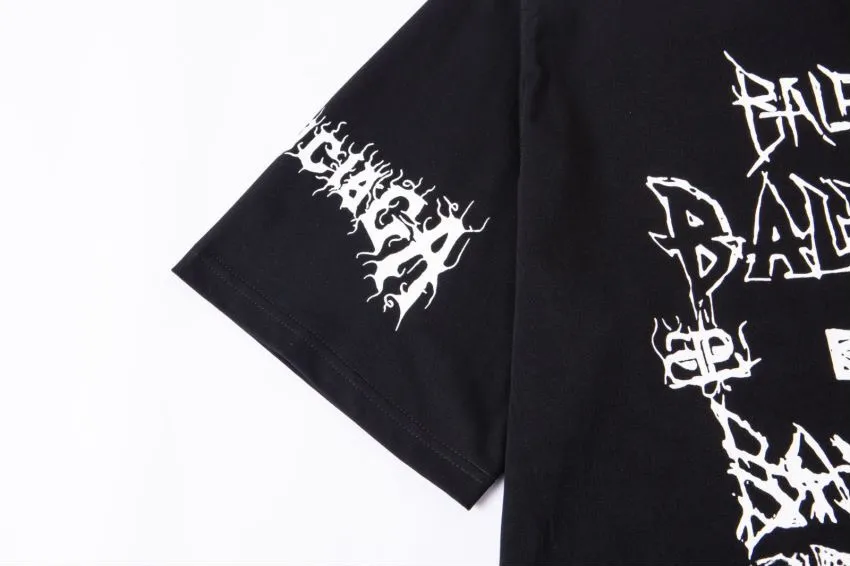 The top proven version of Balenciaga/Balenciaga 24SS Year of the Dragon hand-painted graffiti logo fully printed short-sleeved T-shirt everyone has been waiting for! The Year of the Dragon limited edition is finally available! The fabric is made of 16-count single combed compact spun 250g thickened plain weave fabric, washed and dyed on the panel. The front and rear left and right sleeve patterns are all made using an elliptical machine direct injection process. After scanning the pattern, the details of the panel are adjusted manually. Then use large cloth to repeatedly adjust the pattern on the board. The printing is delicate and neat. The ready-made garments are washed softly to ensure no shrinkage. Double-pressing technology is used. The pattern part uses graffiti-style Gothic fonts. The pattern effect is fully restored. The double-layer stitching on the back collar is firm and tight. The double-chain routing on the shoulders. The hem is tightened tightly. The fabric is full of drape. The pattern is consistent. Customized and numbered washing. Only every detail is presented to customers. Size: S-XL P:280