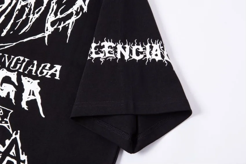 The top proven version of Balenciaga/Balenciaga 24SS Year of the Dragon hand-painted graffiti logo fully printed short-sleeved T-shirt everyone has been waiting for! The Year of the Dragon limited edition is finally available! The fabric is made of 16-count single combed compact spun 250g thickened plain weave fabric, washed and dyed on the panel. The front and rear left and right sleeve patterns are all made using an elliptical machine direct injection process. After scanning the pattern, the details of the panel are adjusted manually. Then use large cloth to repeatedly adjust the pattern on the board. The printing is delicate and neat. The ready-made garments are washed softly to ensure no shrinkage. Double-pressing technology is used. The pattern part uses graffiti-style Gothic fonts. The pattern effect is fully restored. The double-layer stitching on the back collar is firm and tight. The double-chain routing on the shoulders. The hem is tightened tightly. The fabric is full of drape. The pattern is consistent. Customized and numbered washing. Only every detail is presented to customers. Size: S-XL P:280