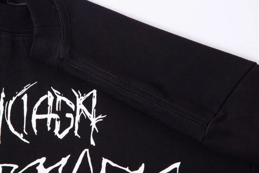 The top proven version of Balenciaga/Balenciaga 24SS Year of the Dragon hand-painted graffiti logo fully printed short-sleeved T-shirt everyone has been waiting for! The Year of the Dragon limited edition is finally available! The fabric is made of 16-count single combed compact spun 250g thickened plain weave fabric, washed and dyed on the panel. The front and rear left and right sleeve patterns are all made using an elliptical machine direct injection process. After scanning the pattern, the details of the panel are adjusted manually. Then use large cloth to repeatedly adjust the pattern on the board. The printing is delicate and neat. The ready-made garments are washed softly to ensure no shrinkage. Double-pressing technology is used. The pattern part uses graffiti-style Gothic fonts. The pattern effect is fully restored. The double-layer stitching on the back collar is firm and tight. The double-chain routing on the shoulders. The hem is tightened tightly. The fabric is full of drape. The pattern is consistent. Customized and numbered washing. Only every detail is presented to customers. Size: S-XL P:280