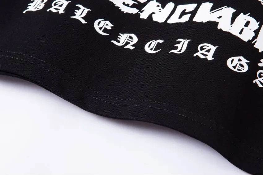 The top proven version of Balenciaga/Balenciaga 24SS Year of the Dragon hand-painted graffiti logo fully printed short-sleeved T-shirt everyone has been waiting for! The Year of the Dragon limited edition is finally available! The fabric is made of 16-count single combed compact spun 250g thickened plain weave fabric, washed and dyed on the panel. The front and rear left and right sleeve patterns are all made using an elliptical machine direct injection process. After scanning the pattern, the details of the panel are adjusted manually. Then use large cloth to repeatedly adjust the pattern on the board. The printing is delicate and neat. The ready-made garments are washed softly to ensure no shrinkage. Double-pressing technology is used. The pattern part uses graffiti-style Gothic fonts. The pattern effect is fully restored. The double-layer stitching on the back collar is firm and tight. The double-chain routing on the shoulders. The hem is tightened tightly. The fabric is full of drape. The pattern is consistent. Customized and numbered washing. Only every detail is presented to customers. Size: S-XL P:280