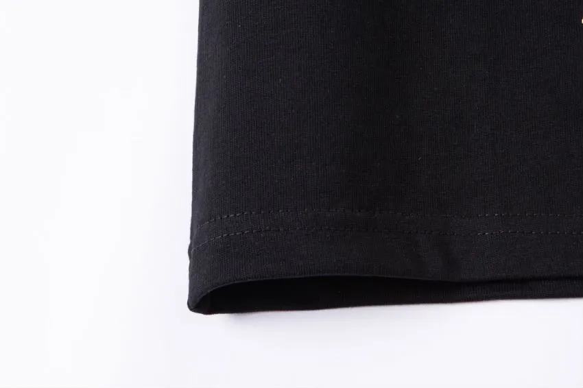 The top proven version of Balenciaga/Balenciaga 24SS Year of the Dragon hand-painted graffiti logo fully printed short-sleeved T-shirt everyone has been waiting for! The Year of the Dragon limited edition is finally available! The fabric is made of 16-count single combed compact spun 250g thickened plain weave fabric, washed and dyed on the panel. The front and rear left and right sleeve patterns are all made using an elliptical machine direct injection process. After scanning the pattern, the details of the panel are adjusted manually. Then use large cloth to repeatedly adjust the pattern on the board. The printing is delicate and neat. The ready-made garments are washed softly to ensure no shrinkage. Double-pressing technology is used. The pattern part uses graffiti-style Gothic fonts. The pattern effect is fully restored. The double-layer stitching on the back collar is firm and tight. The double-chain routing on the shoulders. The hem is tightened tightly. The fabric is full of drape. The pattern is consistent. Customized and numbered washing. Only every detail is presented to customers. Size: S-XL P:280