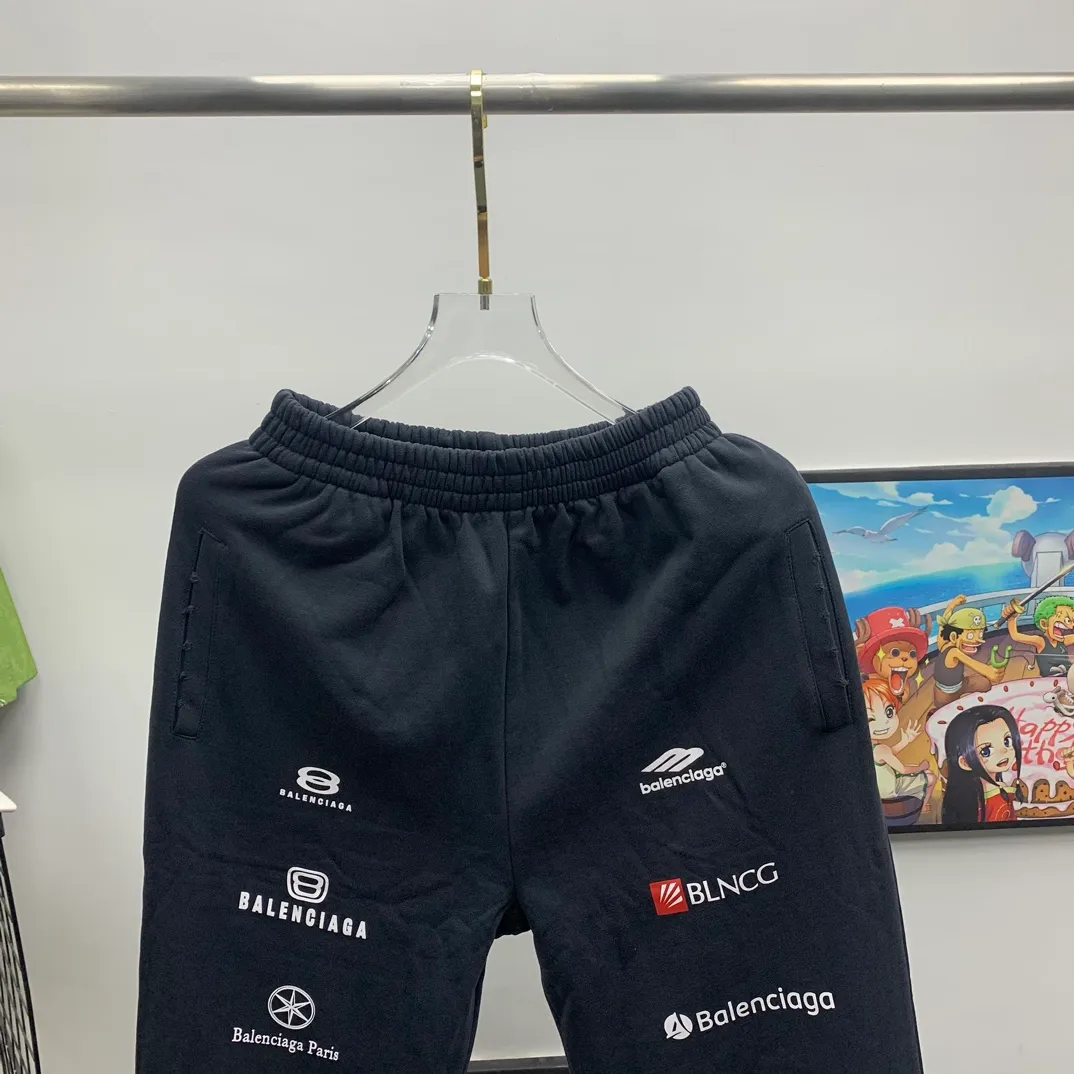 The top tested version [BALENCIAGA] Balenciaga 24FW new multi-logo printed ripped sweatpants - the fabric is made of Paris ZP custom-woven and dyed cotton terry fabric, weight 400 grams, clean cloth surface, clear cloth pattern, soft and comfortable, good color fastness, not easy to change color -It adopts custom weaving and dyeing without color difference, and the printing adopts digital direct printing and Kangli printing. The garment is old and worn, with ultra-high craftsmanship. The version adopts loose OS silhouette design. COLOR: black, off-white, SIZE: S M L P: 396