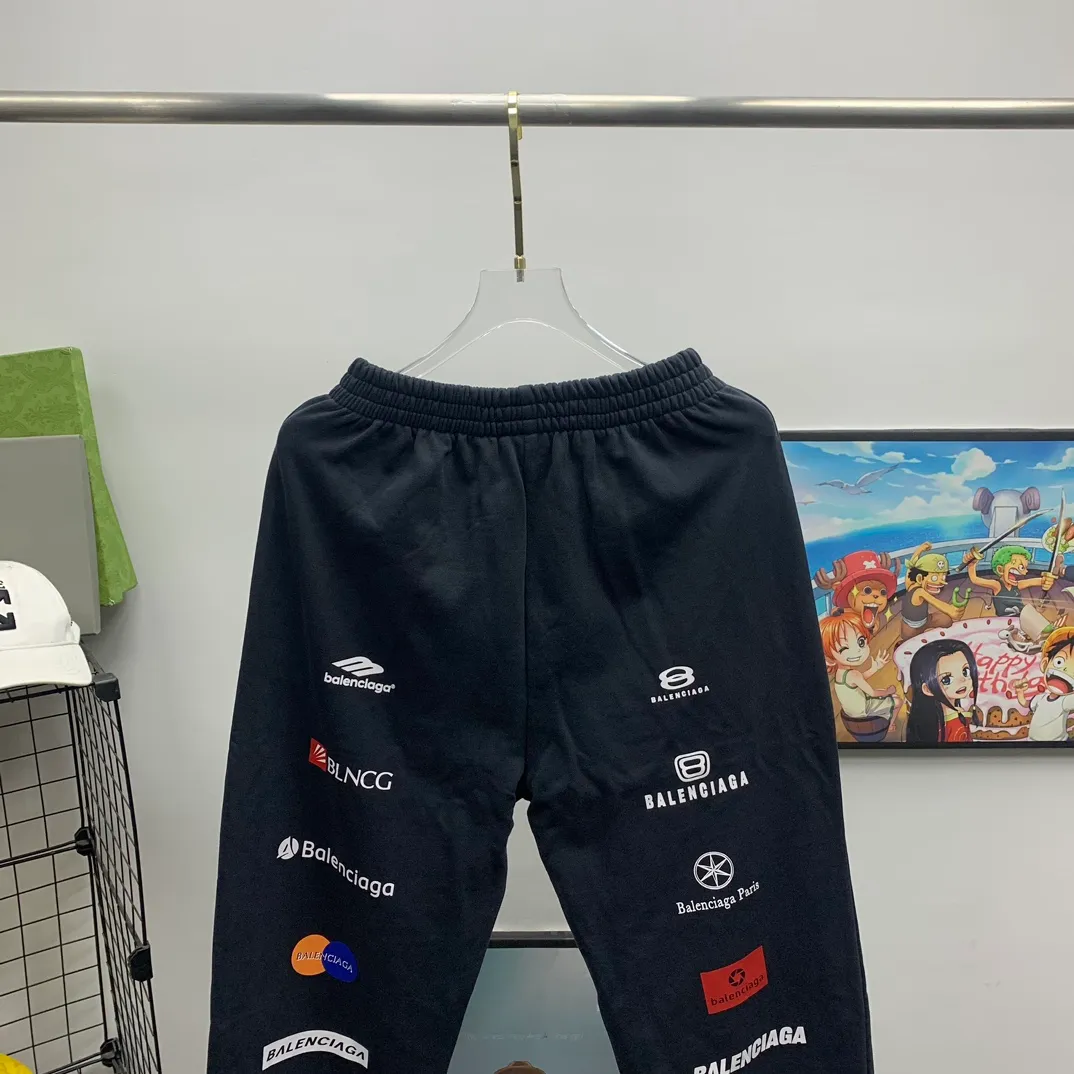 The top tested version [BALENCIAGA] Balenciaga 24FW new multi-logo printed ripped sweatpants - the fabric is made of Paris ZP custom-woven and dyed cotton terry fabric, weight 400 grams, clean cloth surface, clear cloth pattern, soft and comfortable, good color fastness, not easy to change color -It adopts custom weaving and dyeing without color difference, and the printing adopts digital direct printing and Kangli printing. The garment is old and worn, with ultra-high craftsmanship. The version adopts loose OS silhouette design. COLOR: black, off-white, SIZE: S M L P: 396
