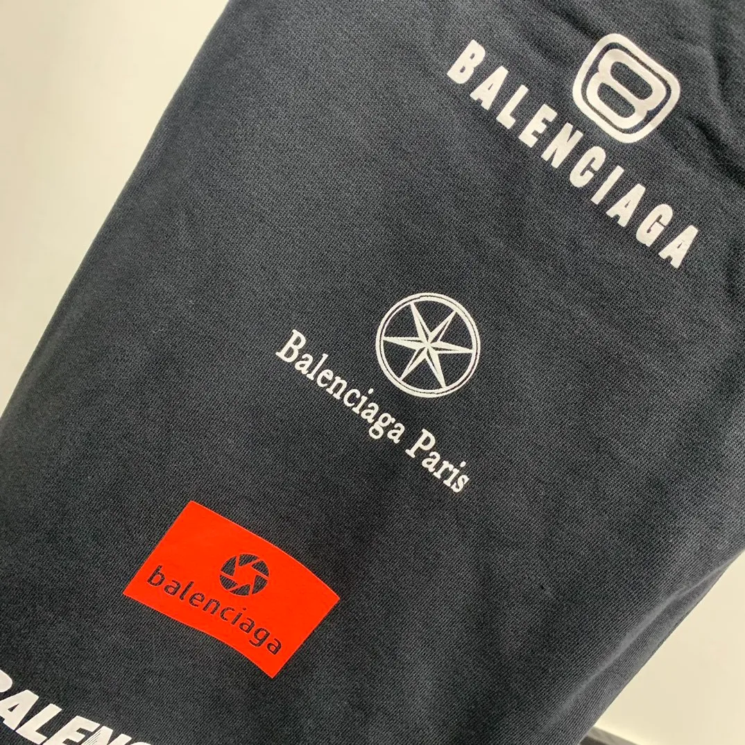 The top tested version [BALENCIAGA] Balenciaga 24FW new multi-logo printed ripped sweatpants - the fabric is made of Paris ZP custom-woven and dyed cotton terry fabric, weight 400 grams, clean cloth surface, clear cloth pattern, soft and comfortable, good color fastness, not easy to change color -It adopts custom weaving and dyeing without color difference, and the printing adopts digital direct printing and Kangli printing. The garment is old and worn, with ultra-high craftsmanship. The version adopts loose OS silhouette design. COLOR: black, off-white, SIZE: S M L P: 396