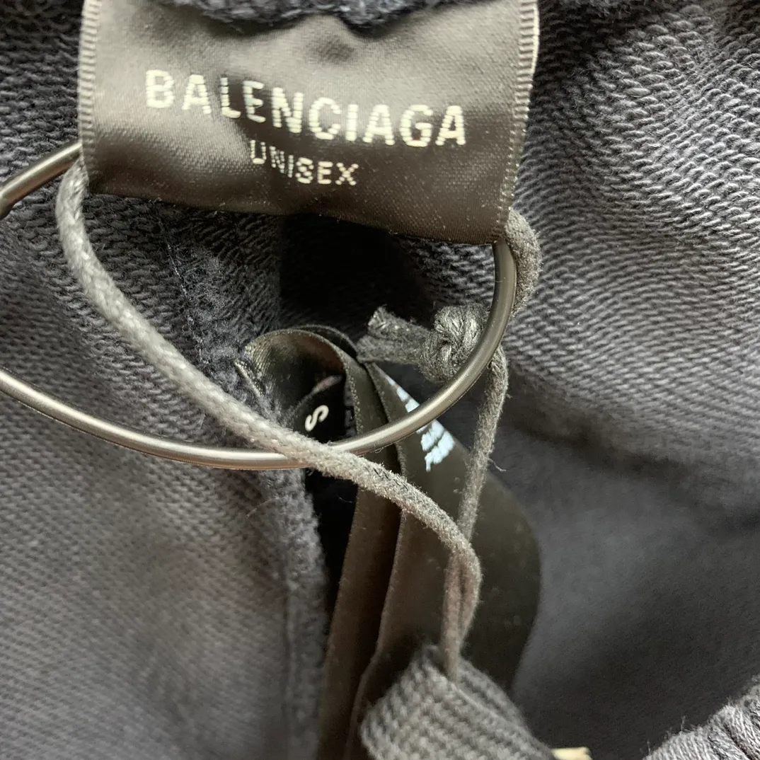 The top tested version [BALENCIAGA] Balenciaga 24FW new multi-logo printed ripped sweatpants - the fabric is made of Paris ZP custom-woven and dyed cotton terry fabric, weight 400 grams, clean cloth surface, clear cloth pattern, soft and comfortable, good color fastness, not easy to change color -It adopts custom weaving and dyeing without color difference, and the printing adopts digital direct printing and Kangli printing. The garment is old and worn, with ultra-high craftsmanship. The version adopts loose OS silhouette design. COLOR: black, off-white, SIZE: S M L P: 396