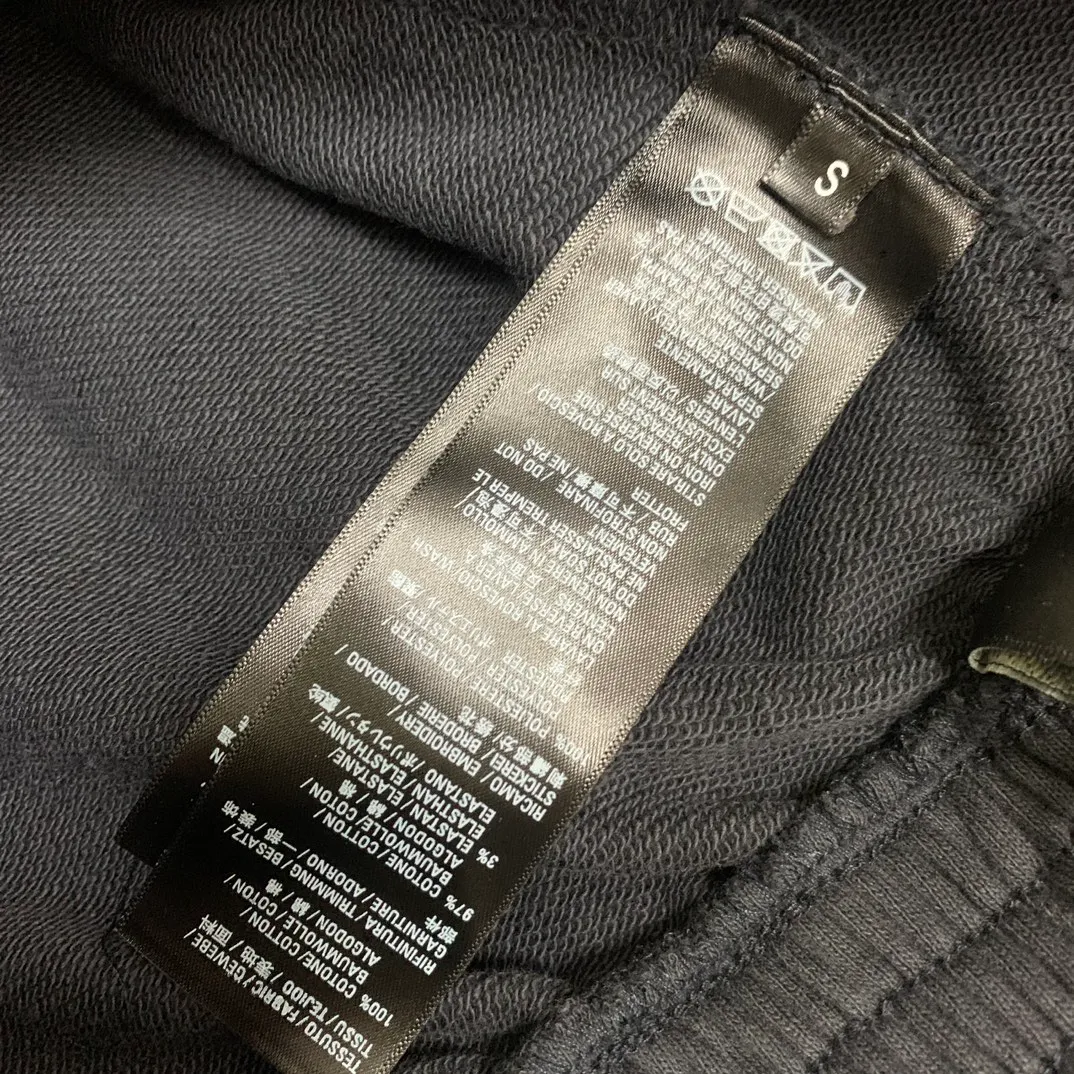 The top tested version [BALENCIAGA] Balenciaga 24FW new multi-logo printed ripped sweatpants - the fabric is made of Paris ZP custom-woven and dyed cotton terry fabric, weight 400 grams, clean cloth surface, clear cloth pattern, soft and comfortable, good color fastness, not easy to change color -It adopts custom weaving and dyeing without color difference, and the printing adopts digital direct printing and Kangli printing. The garment is old and worn, with ultra-high craftsmanship. The version adopts loose OS silhouette design. COLOR: black, off-white, SIZE: S M L P: 396
