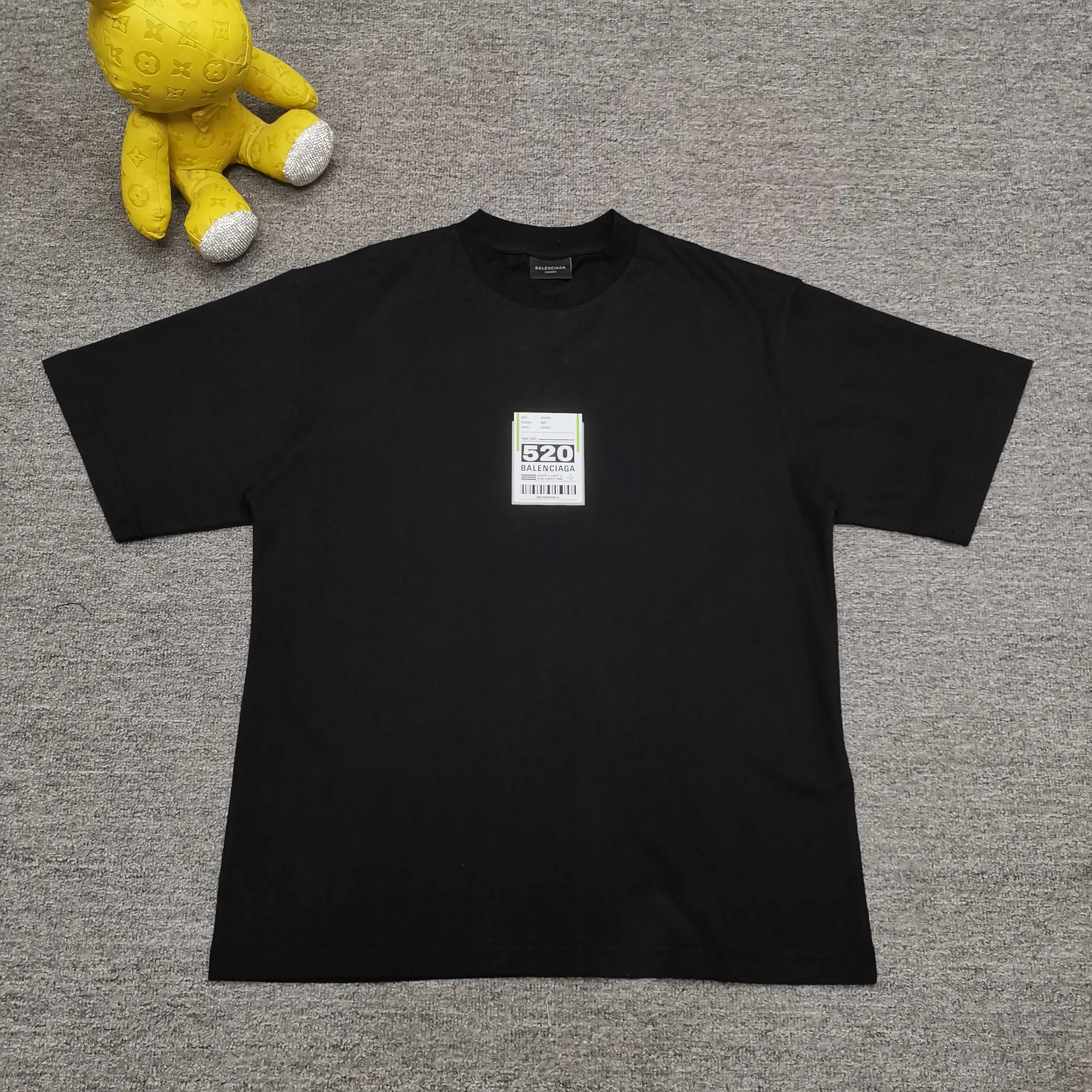 [Top version. Official website quality] BALENCI*GA/Paris. SS25 latest model, Paris.. Label 520 printed short-sleeved T-shirt. Brick cabinet synchronization. Genuine product developed at the first time, welcome to compare! The fabric is made of Paris ZP custom-woven and dyed cotton double yarn. Weighing 260 grams, the cloth surface is clean. The cloth pattern is clear, soft and comfortable. The threads are dyed with no color difference. The printing uses environmentally friendly imported rubber paddles. The letters are clear and the effect is three-dimensional. The version adopts OS loose shoulder design. Same style for men and women. Color: black, white. Size: XS S M L P240