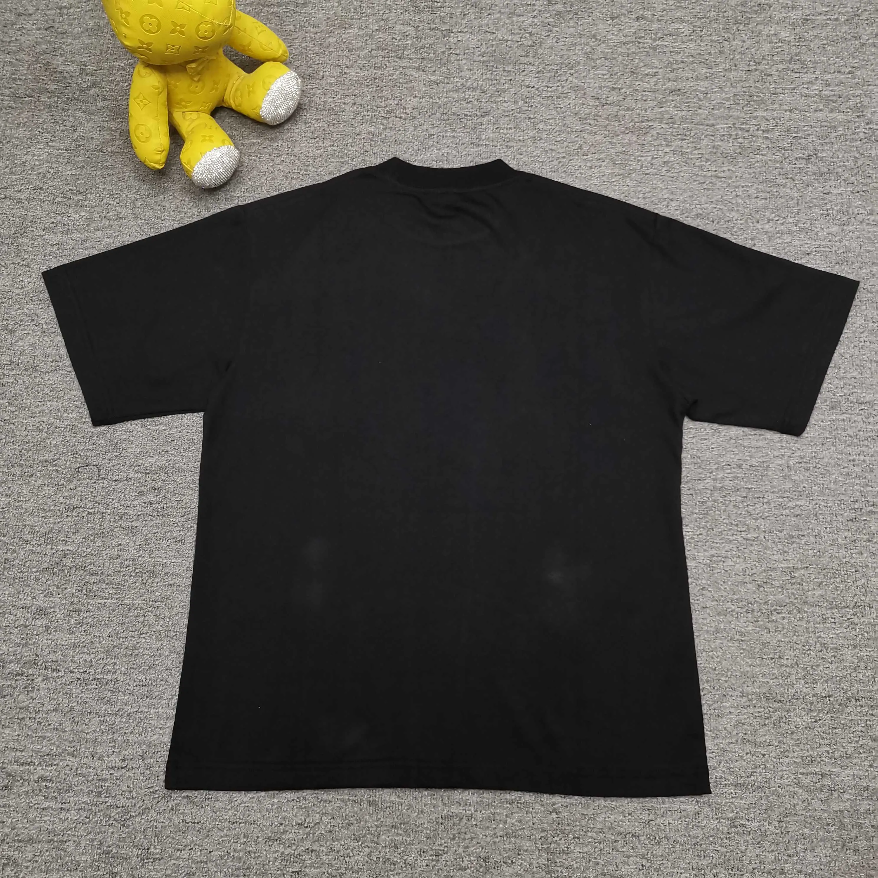 [Top version. Official website quality] BALENCI*GA/Paris. SS25 latest model, Paris.. Label 520 printed short-sleeved T-shirt. Brick cabinet synchronization. Genuine product developed at the first time, welcome to compare! The fabric is made of Paris ZP custom-woven and dyed cotton double yarn. Weighing 260 grams, the cloth surface is clean. The cloth pattern is clear, soft and comfortable. The threads are dyed with no color difference. The printing uses environmentally friendly imported rubber paddles. The letters are clear and the effect is three-dimensional. The version adopts OS loose shoulder design. Same style for men and women. Color: black, white. Size: XS S M L P240