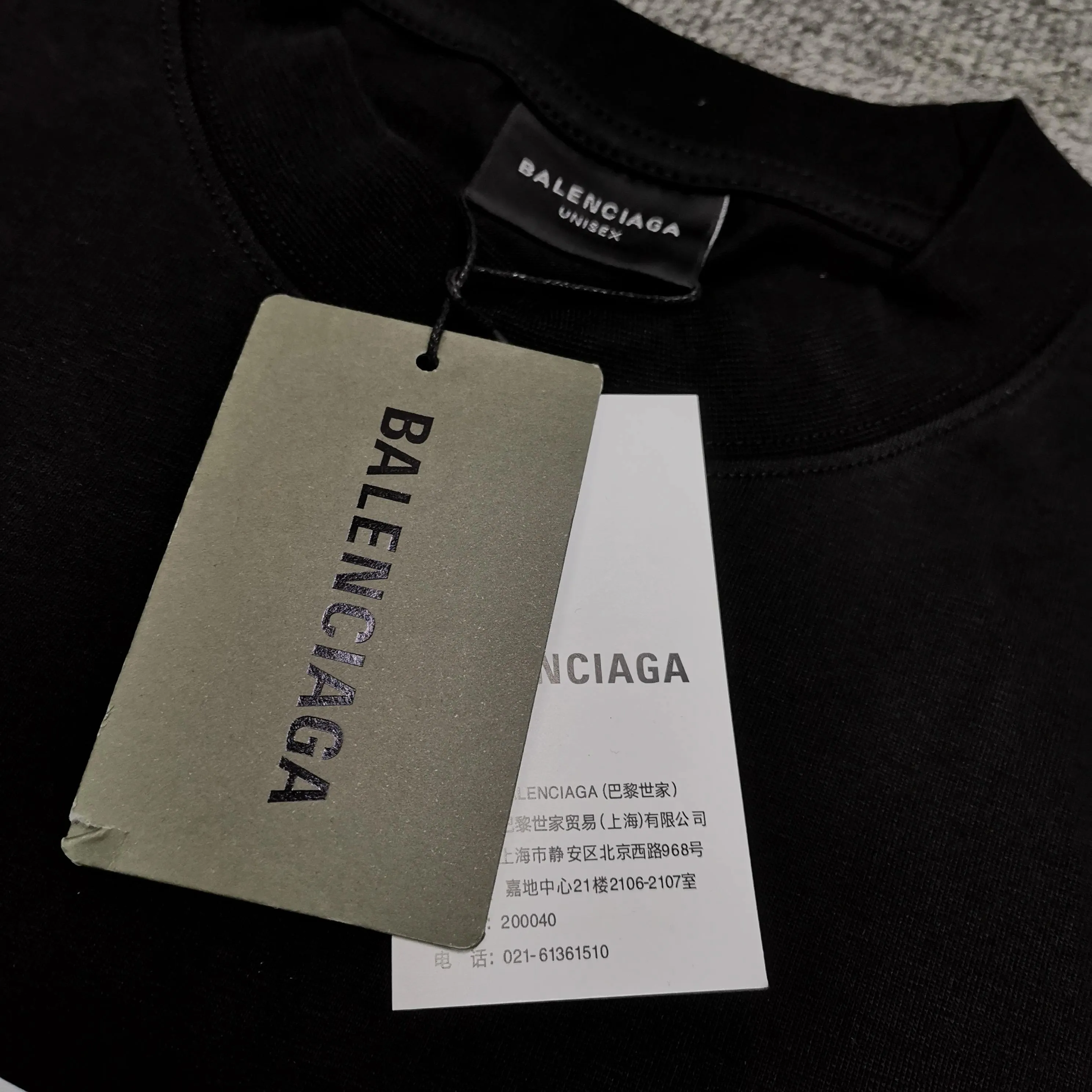 [Top version. Official website quality] BALENCI*GA/Paris. SS25 latest model, Paris.. Label 520 printed short-sleeved T-shirt. Brick cabinet synchronization. Genuine product developed at the first time, welcome to compare! The fabric is made of Paris ZP custom-woven and dyed cotton double yarn. Weighing 260 grams, the cloth surface is clean. The cloth pattern is clear, soft and comfortable. The threads are dyed with no color difference. The printing uses environmentally friendly imported rubber paddles. The letters are clear and the effect is three-dimensional. The version adopts OS loose shoulder design. Same style for men and women. Color: black, white. Size: XS S M L P240