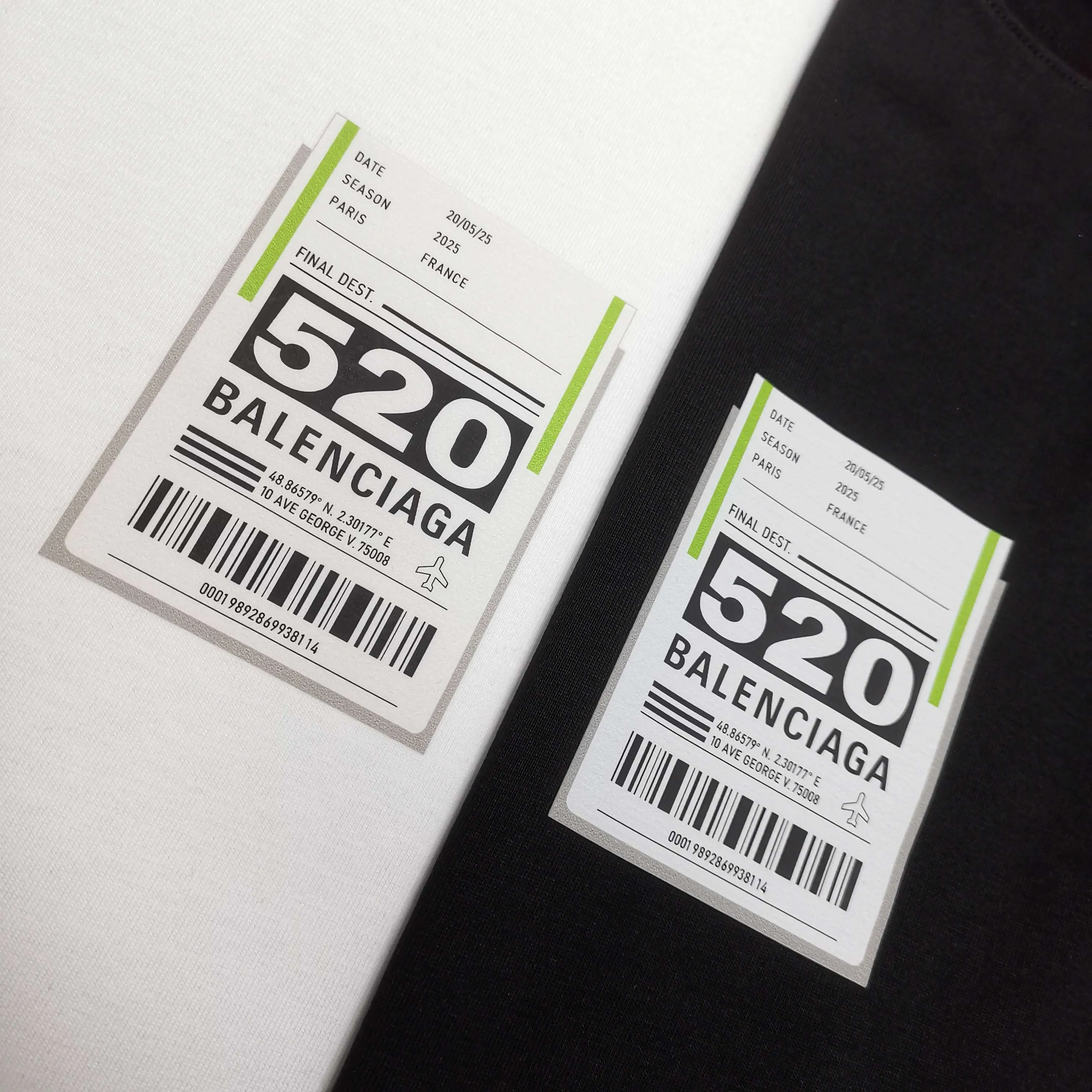 [Top version. Official website quality] BALENCI*GA/Paris. SS25 latest model, Paris.. Label 520 printed short-sleeved T-shirt. Brick cabinet synchronization. Genuine product developed at the first time, welcome to compare! The fabric is made of Paris ZP custom-woven and dyed cotton double yarn. Weighing 260 grams, the cloth surface is clean. The cloth pattern is clear, soft and comfortable. The threads are dyed with no color difference. The printing uses environmentally friendly imported rubber paddles. The letters are clear and the effect is three-dimensional. The version adopts OS loose shoulder design. Same style for men and women. Color: black, white. Size: XS S M L P240