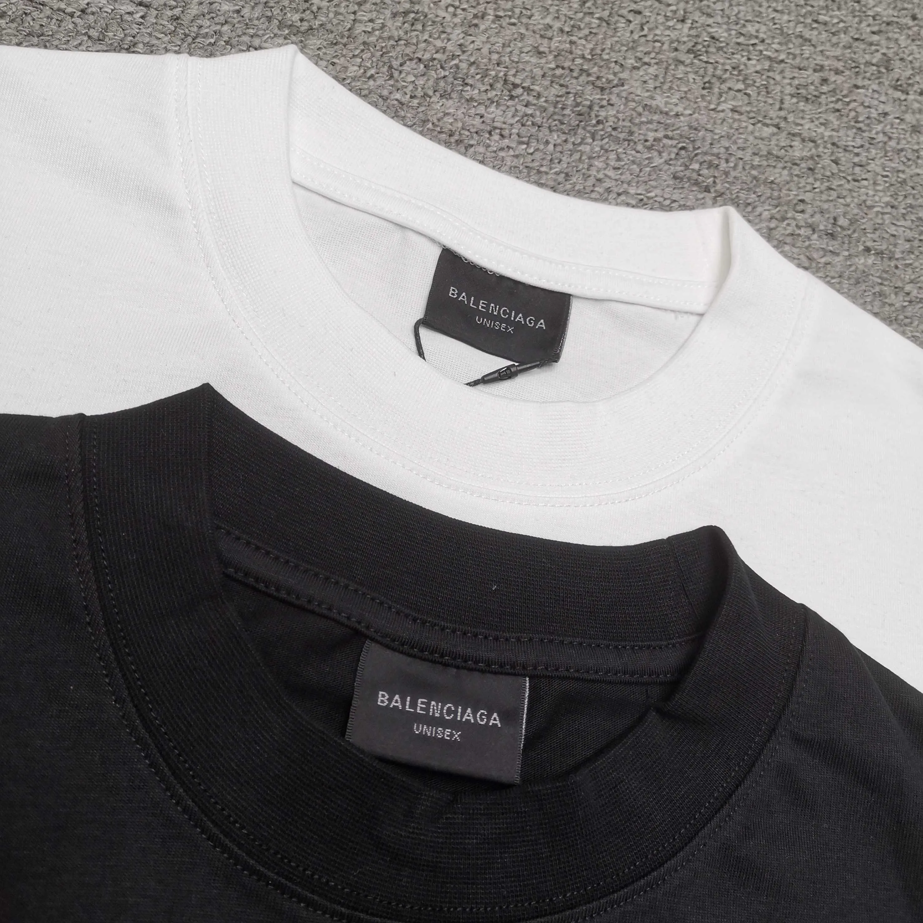 [Top version. Official website quality] BALENCI*GA/Paris. SS25 latest model, Paris.. Label 520 printed short-sleeved T-shirt. Brick cabinet synchronization. Genuine product developed at the first time, welcome to compare! The fabric is made of Paris ZP custom-woven and dyed cotton double yarn. Weighing 260 grams, the cloth surface is clean. The cloth pattern is clear, soft and comfortable. The threads are dyed with no color difference. The printing uses environmentally friendly imported rubber paddles. The letters are clear and the effect is three-dimensional. The version adopts OS loose shoulder design. Same style for men and women. Color: black, white. Size: XS S M L P240