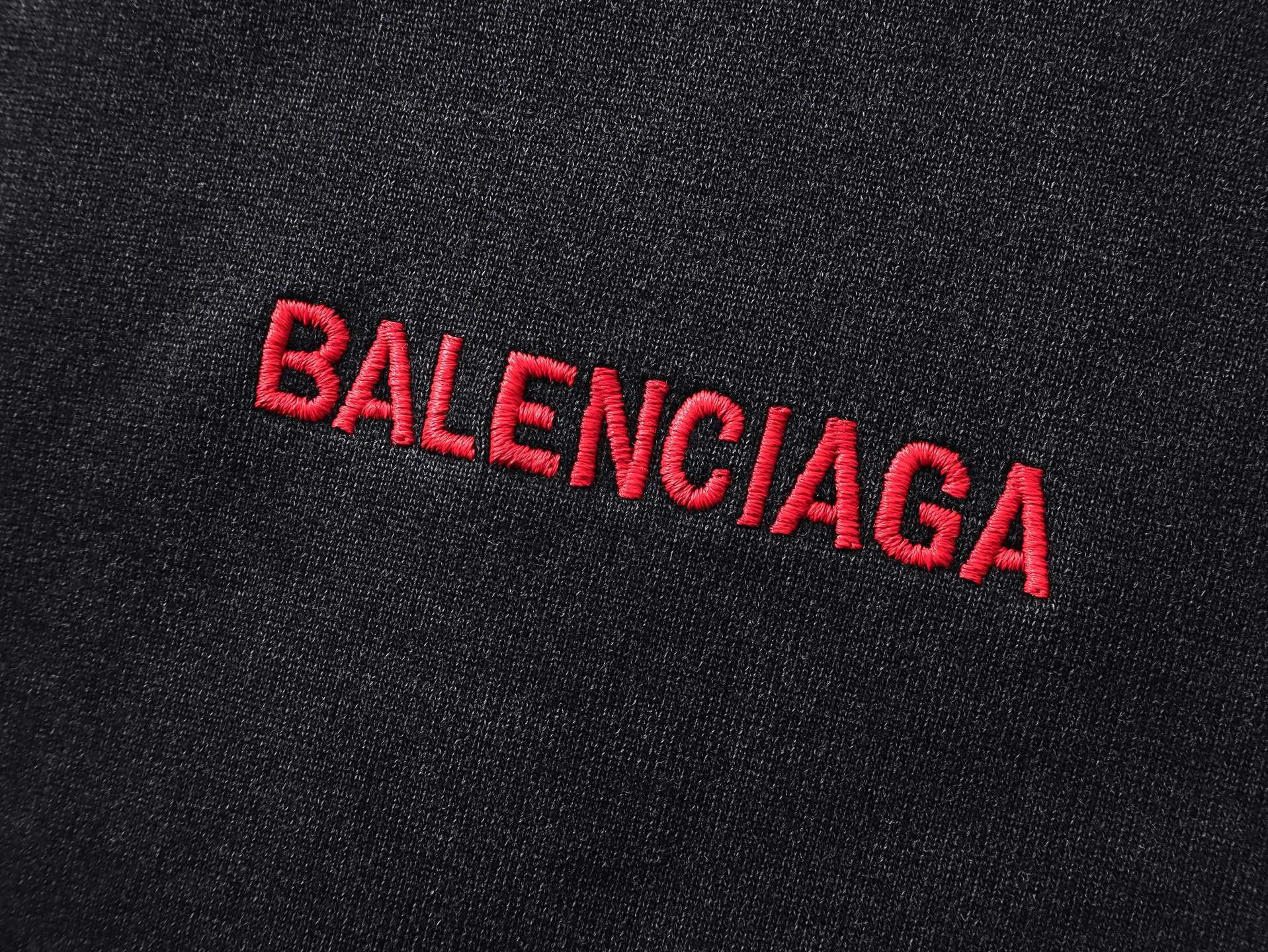 🅿️330 real photos [Top version. Official website quality] BALENCI*GA/25 new model. The latest SS25 style hooded sweatshirt with Paris LOGO embroidery on the front and back. Research and development at the first time, different market currencies. Comparisons welcome. The fabric is made of Paris ZP custom-woven and dyed cotton sweatshirt. Weighing 460 grams, the cloth surface is clean. The cloth pattern is clear, soft and comfortable. The threads are dyed with no color difference. The embroidery is done with embroidery machines imported from Tajima, and the garments are washed and aged. Jubie market currency. Welcome to compare. The version adopts OS loose shoulder design. Same style for men and women. Code: BL259969 Color: washed black Size: XS S M L