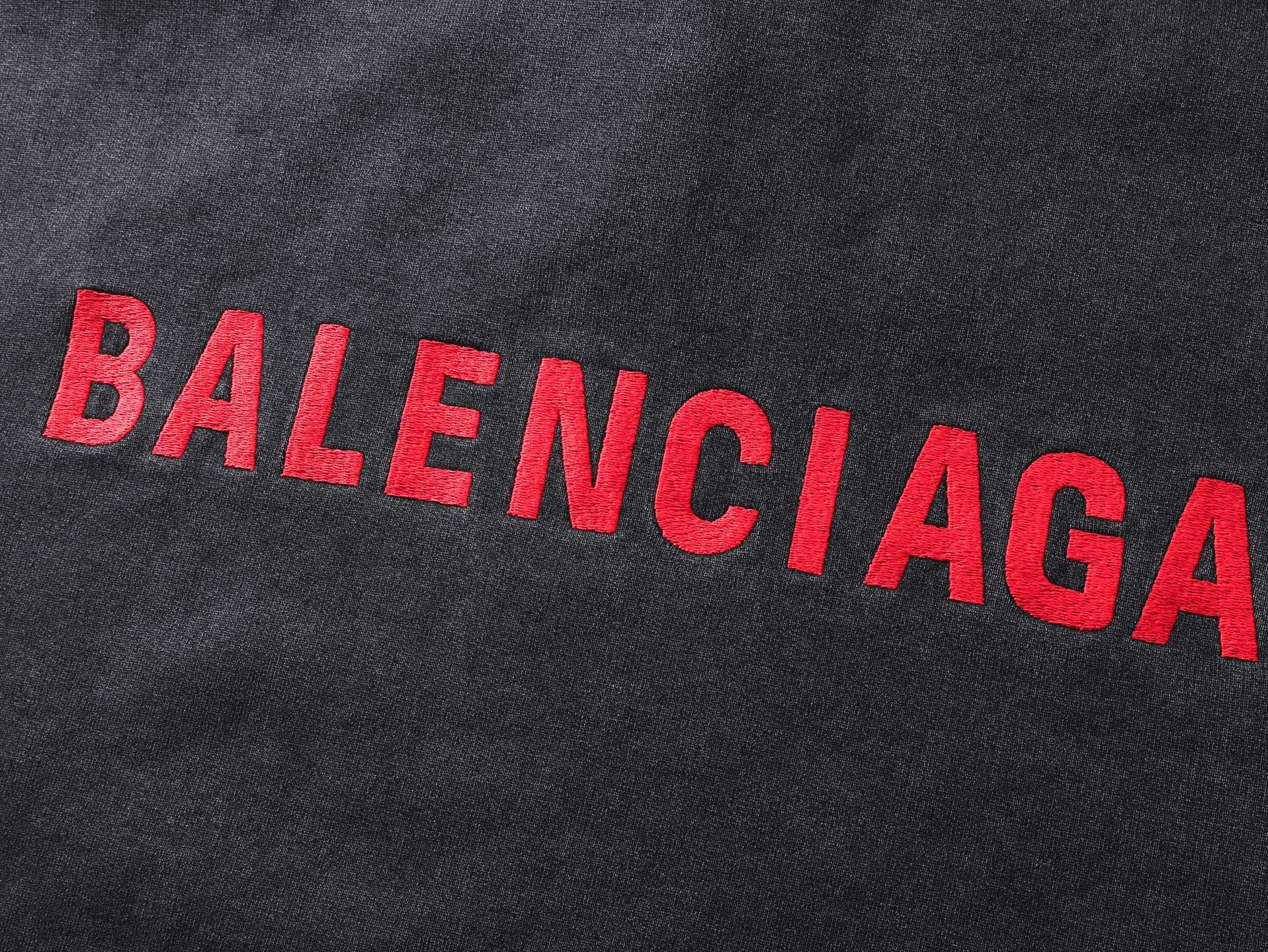 🅿️330 real photos [Top version. Official website quality] BALENCI*GA/25 new model. The latest SS25 style hooded sweatshirt with Paris LOGO embroidery on the front and back. Research and development at the first time, different market currencies. Comparisons welcome. The fabric is made of Paris ZP custom-woven and dyed cotton sweatshirt. Weighing 460 grams, the cloth surface is clean. The cloth pattern is clear, soft and comfortable. The threads are dyed with no color difference. The embroidery is done with embroidery machines imported from Tajima, and the garments are washed and aged. Jubie market currency. Welcome to compare. The version adopts OS loose shoulder design. Same style for men and women. Code: BL259969 Color: washed black Size: XS S M L