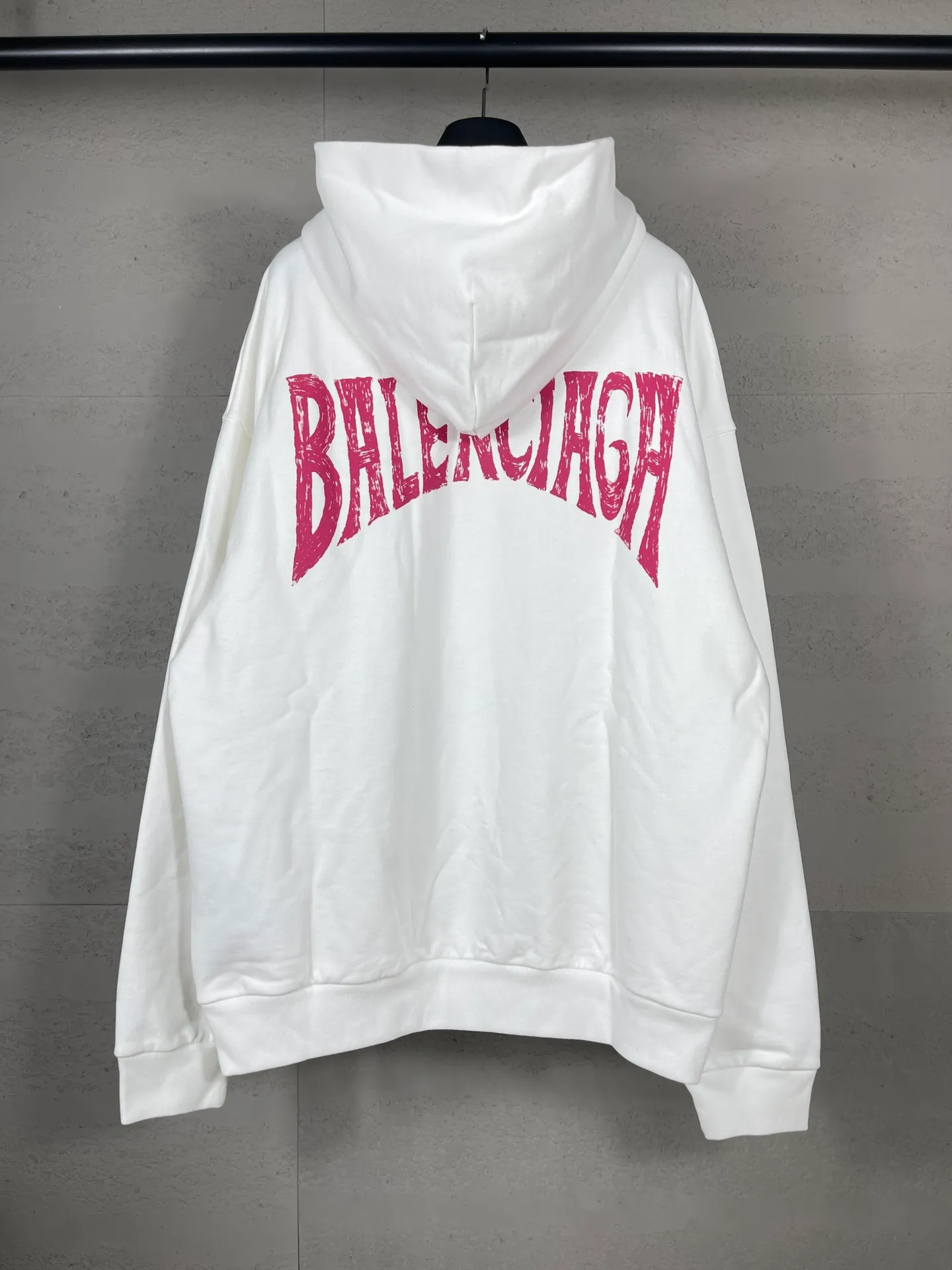 🅿️320 real photos [Top version. Official website quality] BALENCI*GA/Paris. Hawaiian sunset coconut palm tower LOGO pattern direct-printed hooded sweatshirt. Brick cabinet synchronization. The fabric is made of Paris ZP custom-woven and dyed cotton sweatshirt. The weight is 460 grams. The cloth surface is clean. The cloth pattern is clear, soft and comfortable. The threads are dyed with no color difference. The classic pattern printing uses imported machine direct printing. The effect is three-dimensional and restores the brick cabinet. Different market currencies, welcome to compare. The version adopts OS loose shoulder design. Same style for men and women. Code: BL238920 Color: black, white Size: XS S M L