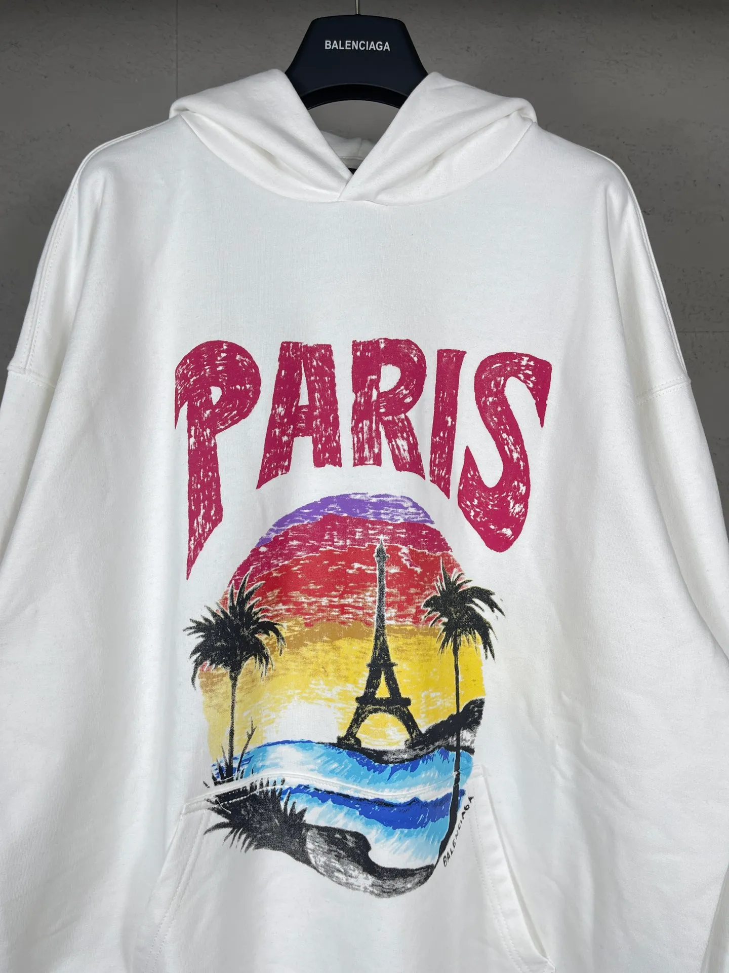 🅿️320 real photos [Top version. Official website quality] BALENCI*GA/Paris. Hawaiian sunset coconut palm tower LOGO pattern direct-printed hooded sweatshirt. Brick cabinet synchronization. The fabric is made of Paris ZP custom-woven and dyed cotton sweatshirt. The weight is 460 grams. The cloth surface is clean. The cloth pattern is clear, soft and comfortable. The threads are dyed with no color difference. The classic pattern printing uses imported machine direct printing. The effect is three-dimensional and restores the brick cabinet. Different market currencies, welcome to compare. The version adopts OS loose shoulder design. Same style for men and women. Code: BL238920 Color: black, white Size: XS S M L