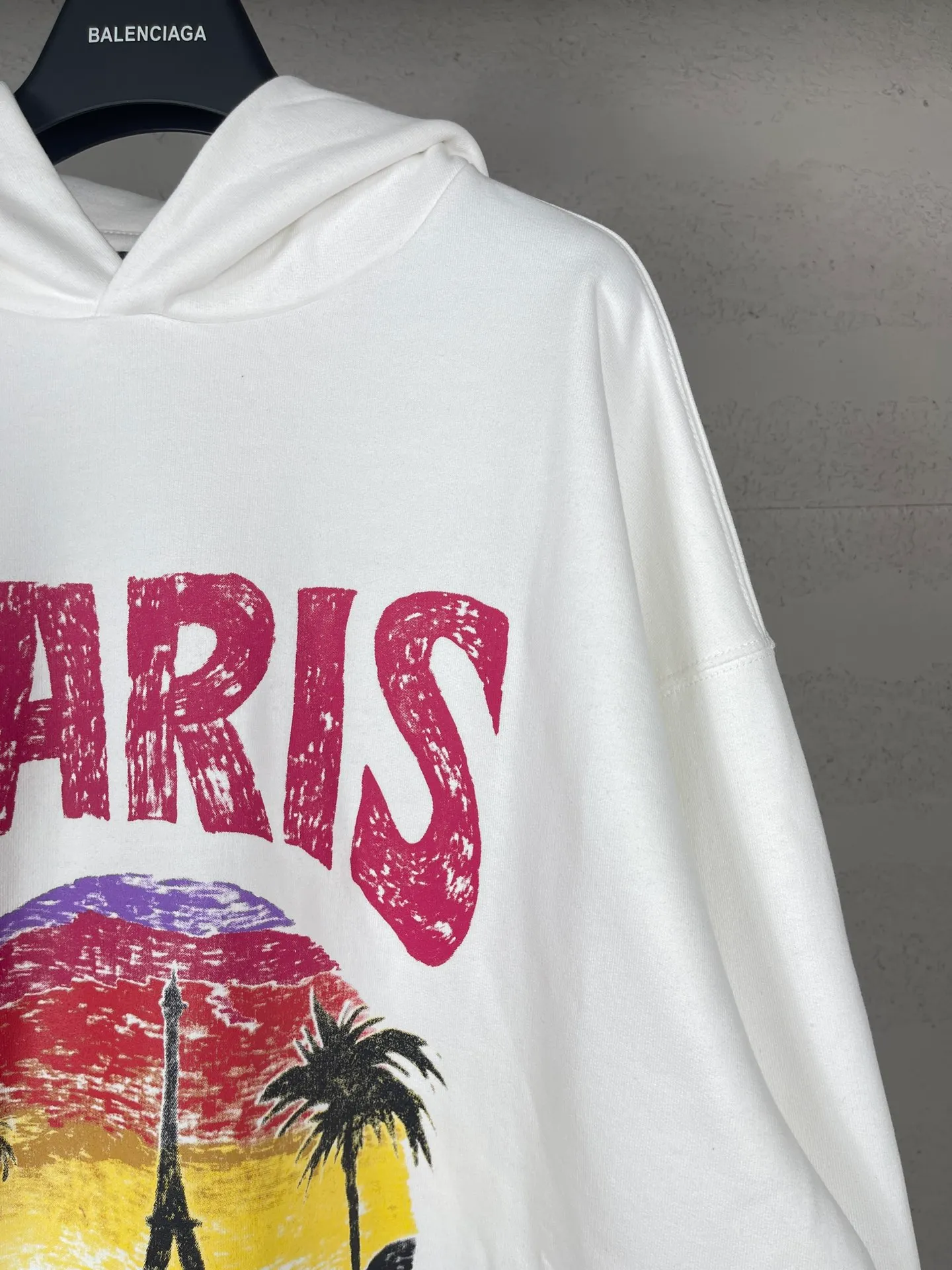 🅿️320 real photos [Top version. Official website quality] BALENCI*GA/Paris. Hawaiian sunset coconut palm tower LOGO pattern direct-printed hooded sweatshirt. Brick cabinet synchronization. The fabric is made of Paris ZP custom-woven and dyed cotton sweatshirt. The weight is 460 grams. The cloth surface is clean. The cloth pattern is clear, soft and comfortable. The threads are dyed with no color difference. The classic pattern printing uses imported machine direct printing. The effect is three-dimensional and restores the brick cabinet. Different market currencies, welcome to compare. The version adopts OS loose shoulder design. Same style for men and women. Code: BL238920 Color: black, white Size: XS S M L