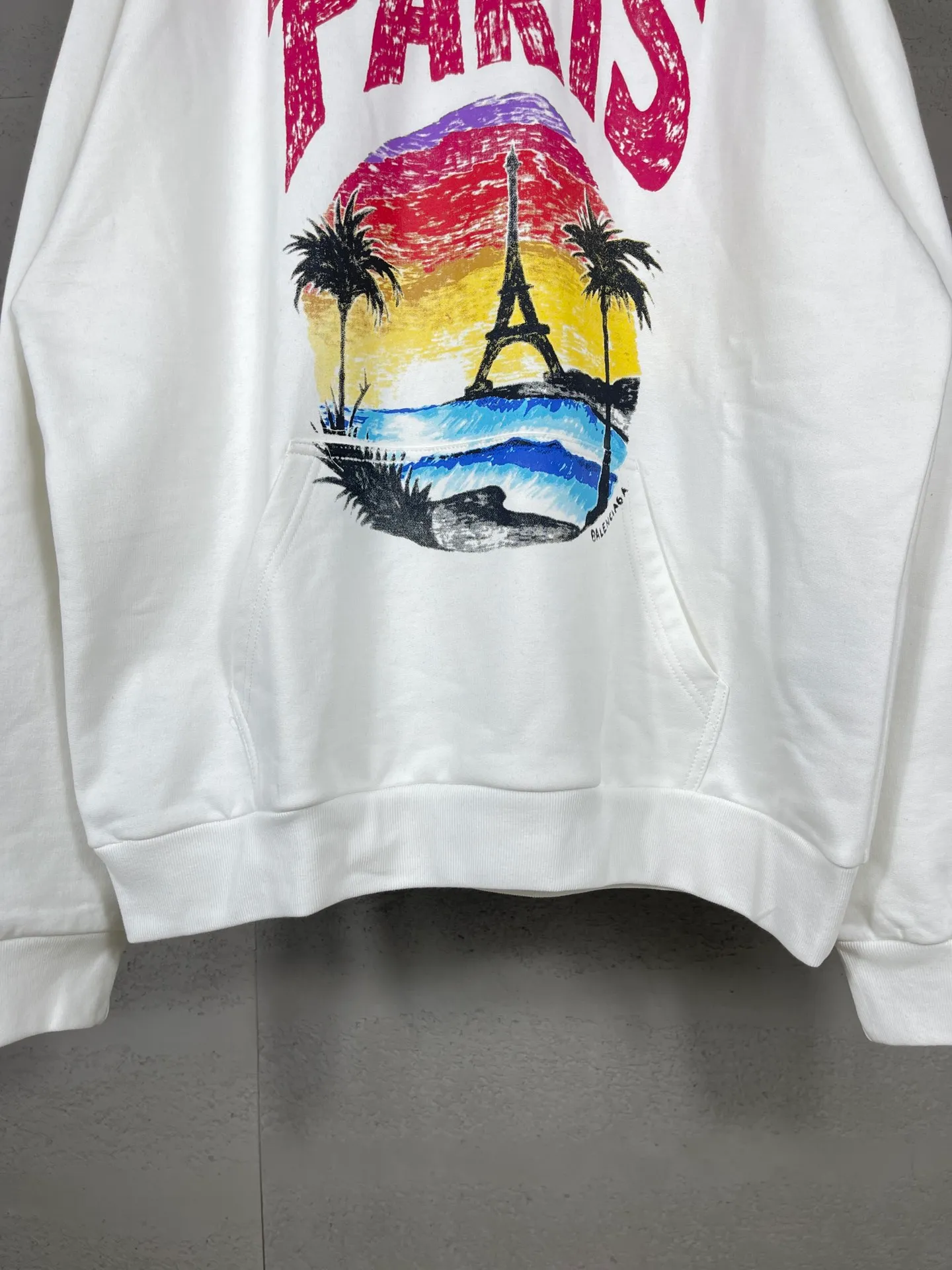 🅿️320 real photos [Top version. Official website quality] BALENCI*GA/Paris. Hawaiian sunset coconut palm tower LOGO pattern direct-printed hooded sweatshirt. Brick cabinet synchronization. The fabric is made of Paris ZP custom-woven and dyed cotton sweatshirt. The weight is 460 grams. The cloth surface is clean. The cloth pattern is clear, soft and comfortable. The threads are dyed with no color difference. The classic pattern printing uses imported machine direct printing. The effect is three-dimensional and restores the brick cabinet. Different market currencies, welcome to compare. The version adopts OS loose shoulder design. Same style for men and women. Code: BL238920 Color: black, white Size: XS S M L