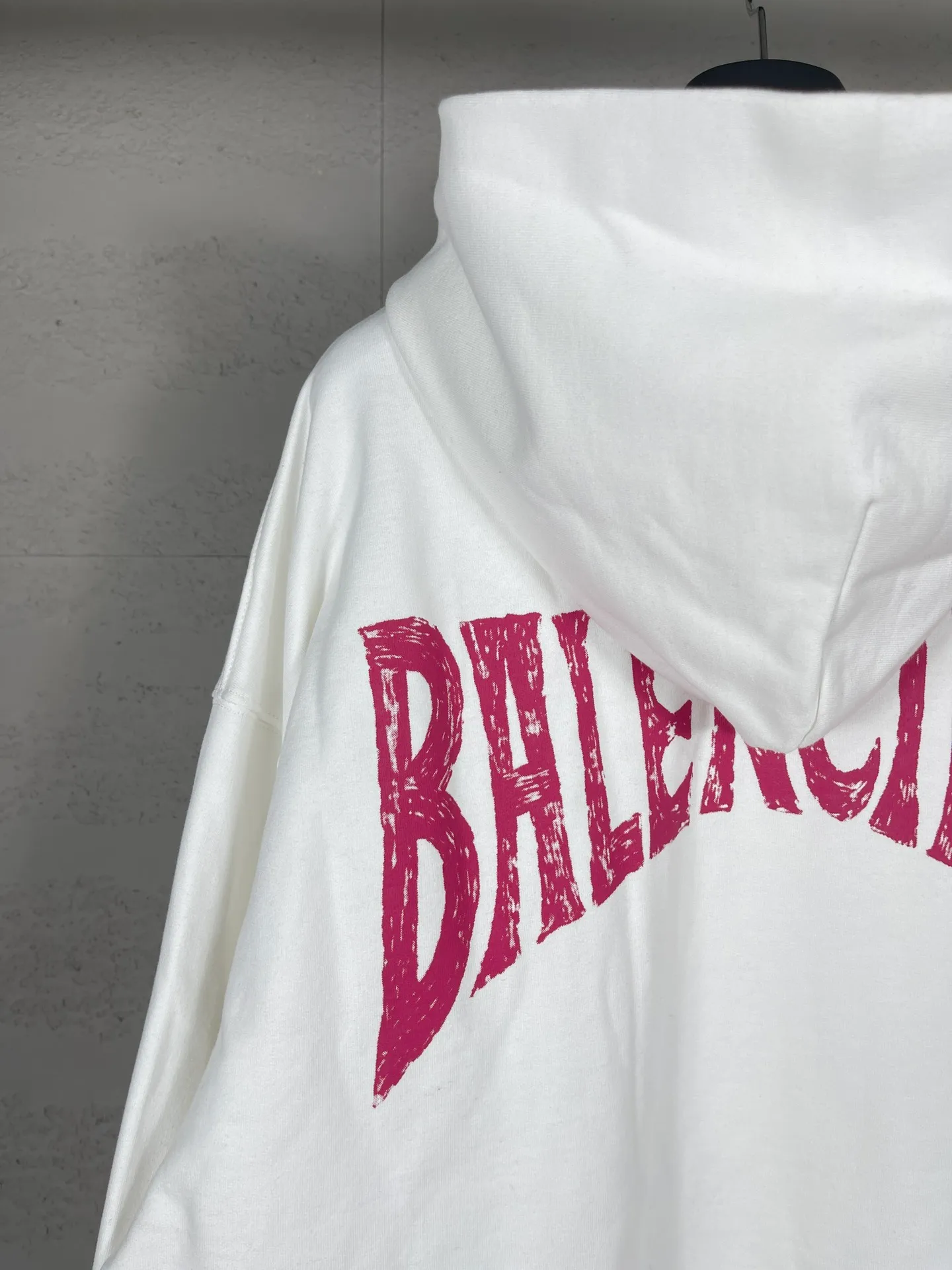 🅿️320 real photos [Top version. Official website quality] BALENCI*GA/Paris. Hawaiian sunset coconut palm tower LOGO pattern direct-printed hooded sweatshirt. Brick cabinet synchronization. The fabric is made of Paris ZP custom-woven and dyed cotton sweatshirt. The weight is 460 grams. The cloth surface is clean. The cloth pattern is clear, soft and comfortable. The threads are dyed with no color difference. The classic pattern printing uses imported machine direct printing. The effect is three-dimensional and restores the brick cabinet. Different market currencies, welcome to compare. The version adopts OS loose shoulder design. Same style for men and women. Code: BL238920 Color: black, white Size: XS S M L