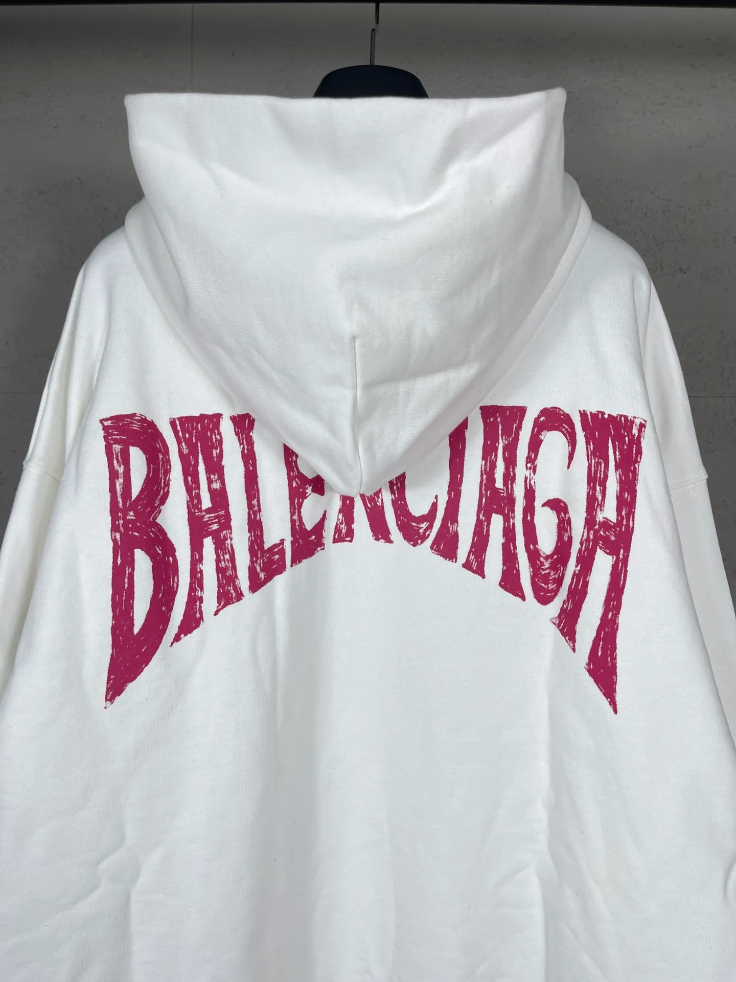 🅿️320 real photos [Top version. Official website quality] BALENCI*GA/Paris. Hawaiian sunset coconut palm tower LOGO pattern direct-printed hooded sweatshirt. Brick cabinet synchronization. The fabric is made of Paris ZP custom-woven and dyed cotton sweatshirt. The weight is 460 grams. The cloth surface is clean. The cloth pattern is clear, soft and comfortable. The threads are dyed with no color difference. The classic pattern printing uses imported machine direct printing. The effect is three-dimensional and restores the brick cabinet. Different market currencies, welcome to compare. The version adopts OS loose shoulder design. Same style for men and women. Code: BL238920 Color: black, white Size: XS S M L