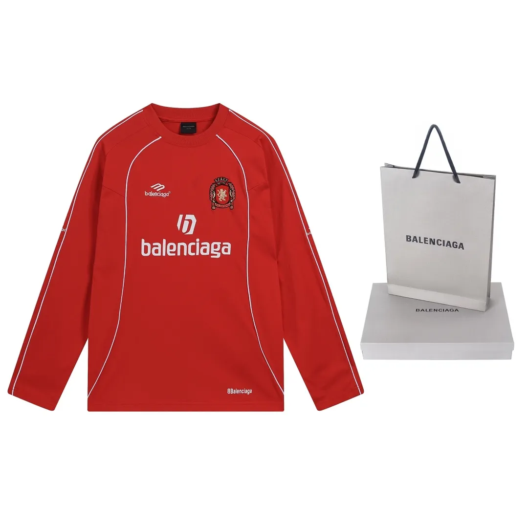 🅿️300 real photos [Top version. Official website quality] BALENCI*GA/Paris new model. Co-branded football sportswear LOGO embroidered printed long-sleeved T-shirt # The whole piece of clothing is stitched with multiple stitching edges. The craftsmanship is extremely complex and the market currency is very different. Welcome to compare 🆚. The fabric is made of Paris ZP custom-woven and dyed cotton double yarn. Weighing 260 grams, the cloth surface is clean. The cloth pattern is clear, soft and comfortable. The threads are dyed with no color difference. The classic pattern embroidery is embroidered by Tajima imported embroidery machine, and the printing uses imported glue. The letters are clear, three-dimensional and without burrs. Jubie market produces pictures based on pictures. Welcome to compare. The version adopts OS loose shoulder design. Same style for men and women. Code: BL225036 Color: black, white, pink, red, fluorescent yellow Size: XS S M L